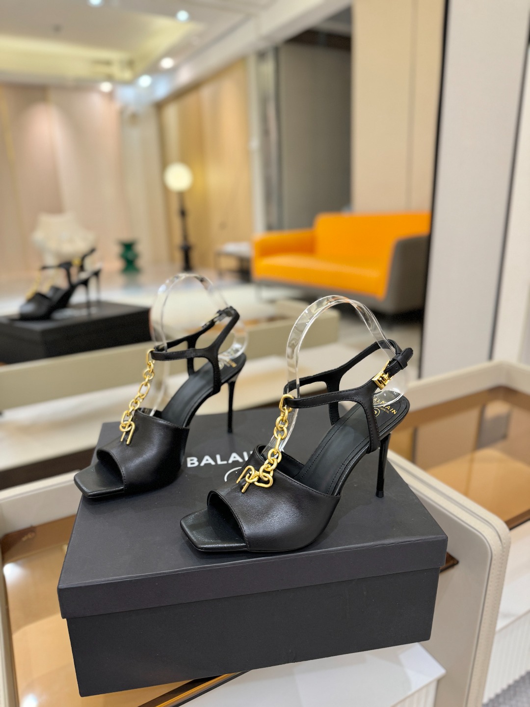 巴尔曼 走秀 时装高跟链条凉鞋ʚ😊ɞ 品牌巴尔曼𝘽𝙖𝙡𝙢𝙖𝙞𝙣由法国时装设计师𝙥𝙞𝙚𝙧𝙧𝙚 𝘽𝙖𝙡𝙢𝙖𝙞