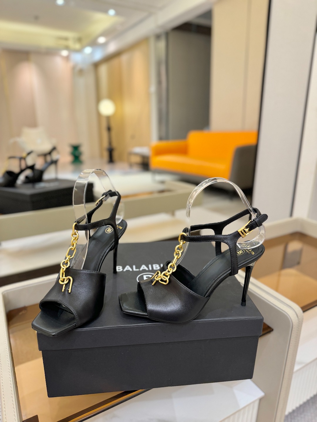 巴尔曼 走秀 时装高跟链条凉鞋ʚ😊ɞ 品牌巴尔曼𝘽𝙖𝙡𝙢𝙖𝙞𝙣由法国时装设计师𝙥𝙞𝙚𝙧𝙧𝙚 𝘽𝙖𝙡𝙢𝙖𝙞
