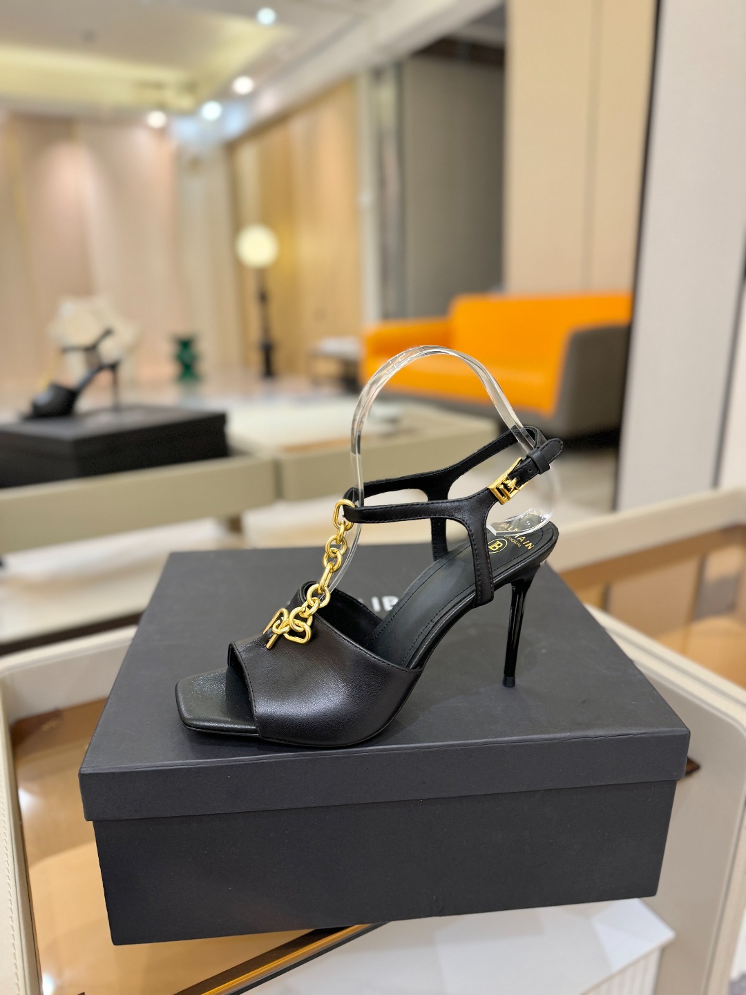 巴尔曼 走秀 时装高跟链条凉鞋ʚ😊ɞ 品牌巴尔曼𝘽𝙖𝙡𝙢𝙖𝙞𝙣由法国时装设计师𝙥𝙞𝙚𝙧𝙧𝙚 𝘽𝙖𝙡𝙢𝙖𝙞