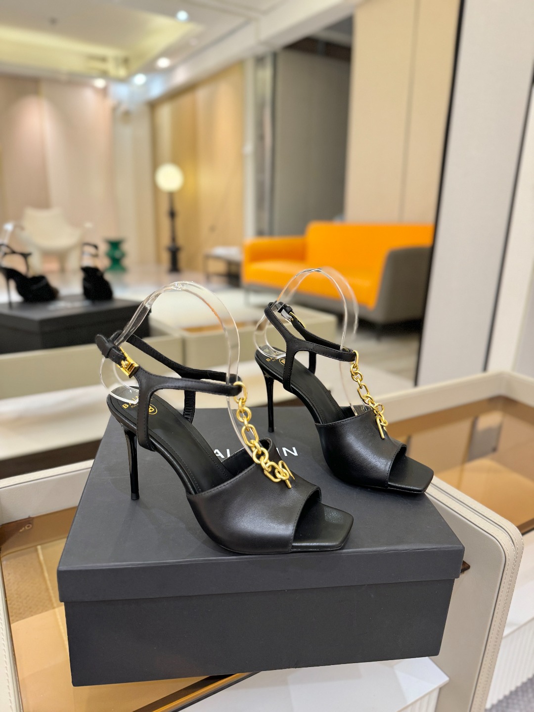 巴尔曼 走秀 时装高跟链条凉鞋ʚ😊ɞ 品牌巴尔曼𝘽𝙖𝙡𝙢𝙖𝙞𝙣由法国时装设计师𝙥𝙞𝙚𝙧𝙧𝙚 𝘽𝙖𝙡𝙢𝙖𝙞
