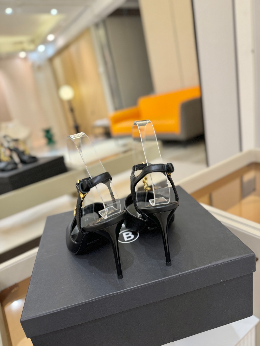 巴尔曼 走秀 时装高跟链条凉鞋ʚ😊ɞ 品牌巴尔曼𝘽𝙖𝙡𝙢𝙖𝙞𝙣由法国时装设计师𝙥𝙞𝙚𝙧𝙧𝙚 𝘽𝙖𝙡𝙢𝙖𝙞