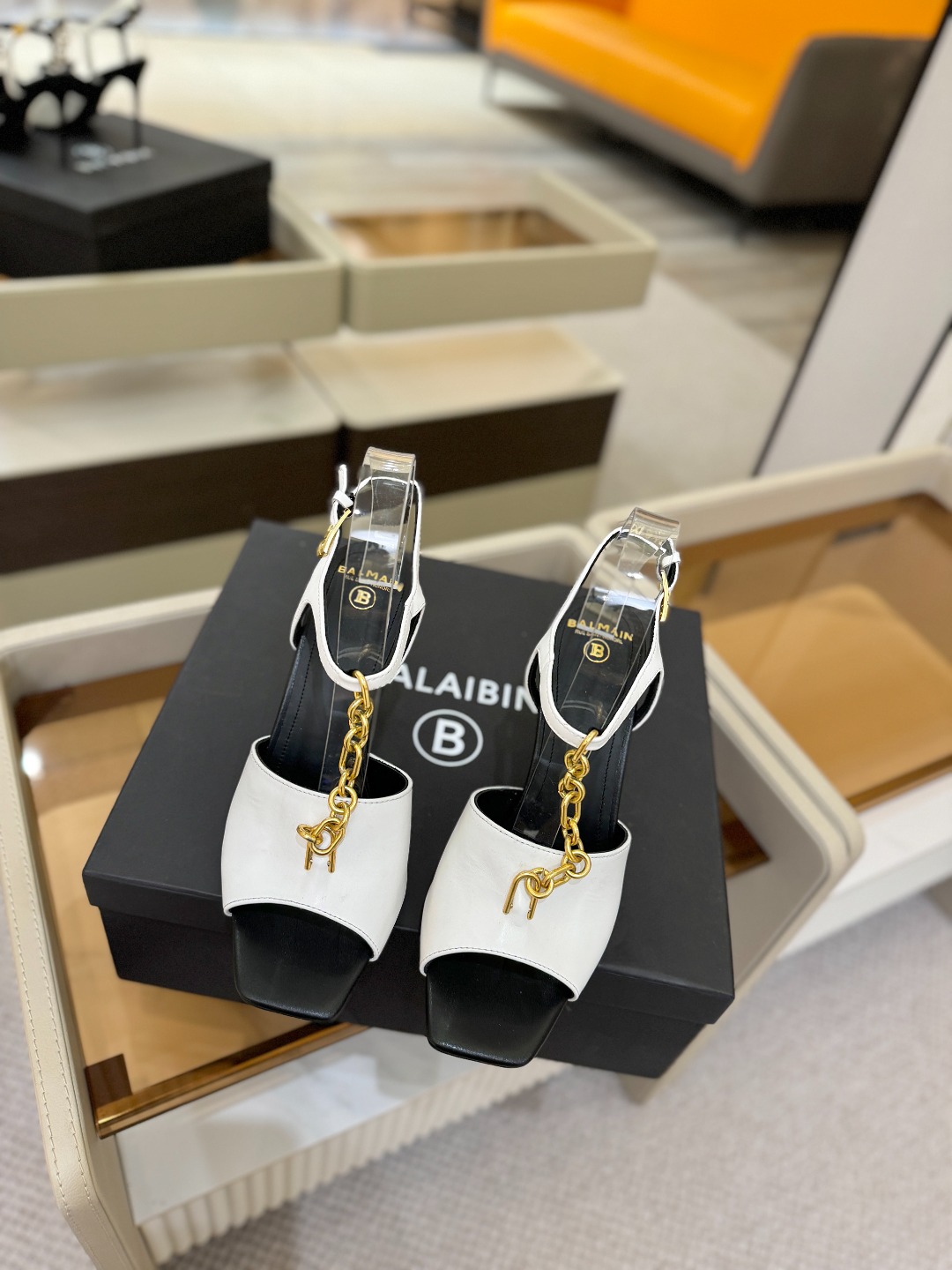 巴尔曼 走秀 时装高跟链条凉鞋ʚ😊ɞ 品牌巴尔曼𝘽𝙖𝙡𝙢𝙖𝙞𝙣由法国时装设计师𝙥𝙞𝙚𝙧𝙧𝙚 𝘽𝙖𝙡𝙢𝙖𝙞