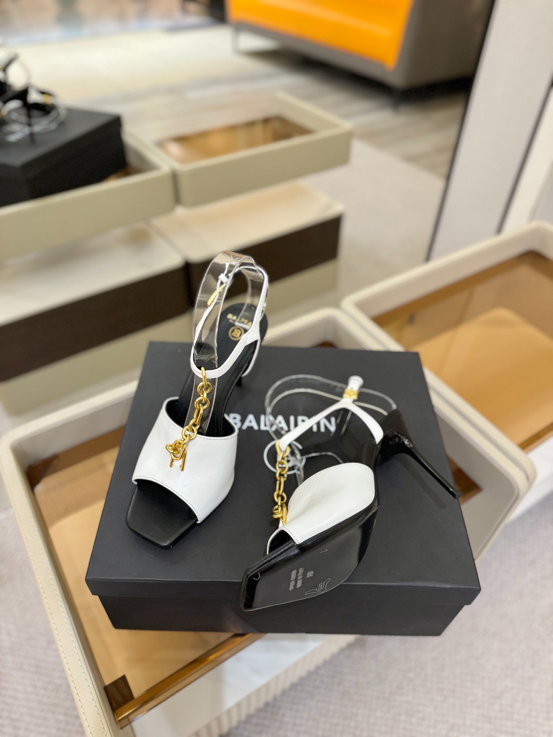 巴尔曼 走秀 时装高跟链条凉鞋ʚ😊ɞ 品牌巴尔曼𝘽𝙖𝙡𝙢𝙖𝙞𝙣由法国时装设计师𝙥𝙞𝙚𝙧𝙧𝙚 𝘽𝙖𝙡𝙢𝙖𝙞