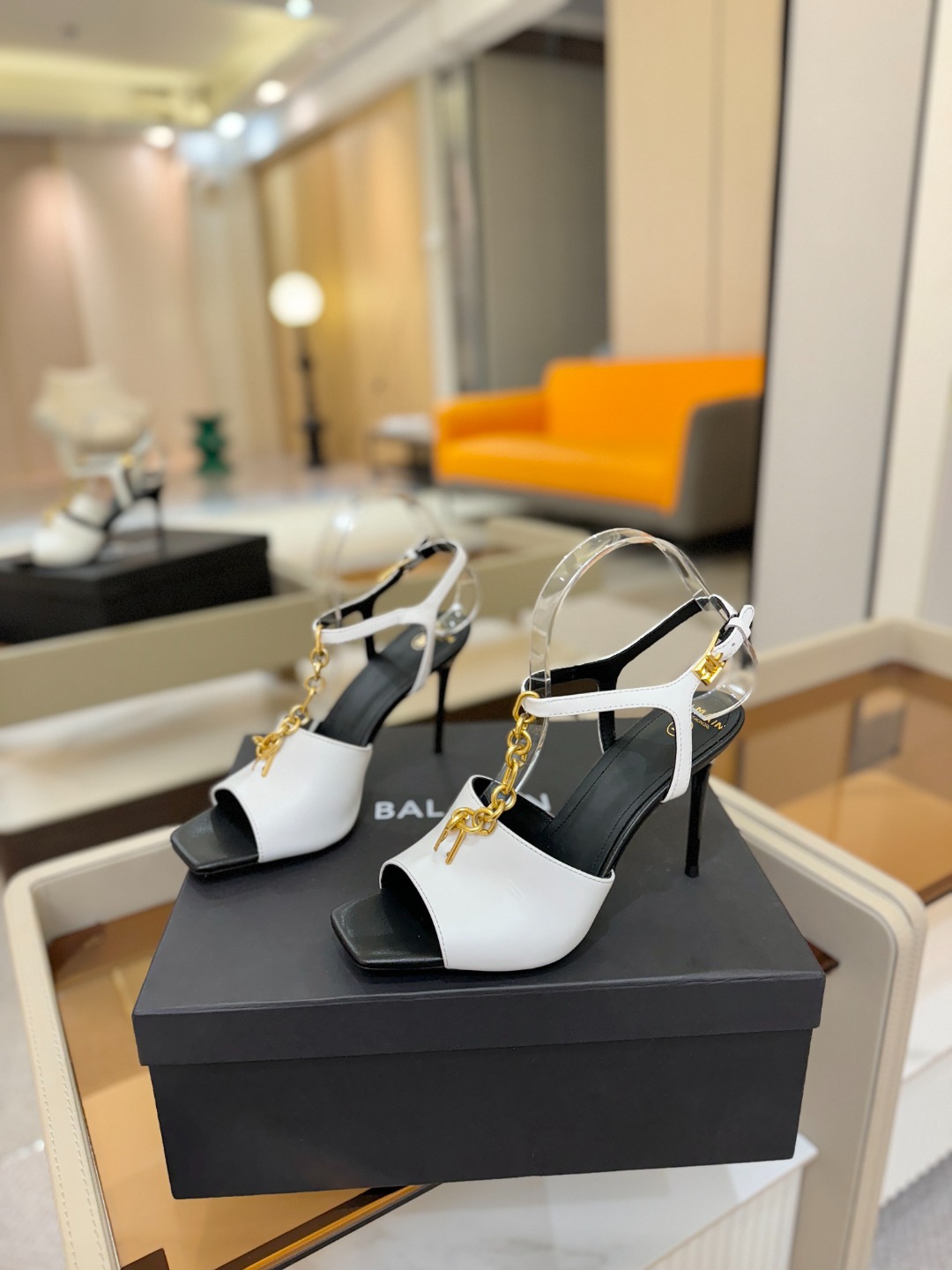 巴尔曼 走秀 时装高跟链条凉鞋ʚ😊ɞ 品牌巴尔曼𝘽𝙖𝙡𝙢𝙖𝙞𝙣由法国时装设计师𝙥𝙞𝙚𝙧𝙧𝙚 𝘽𝙖𝙡𝙢𝙖𝙞