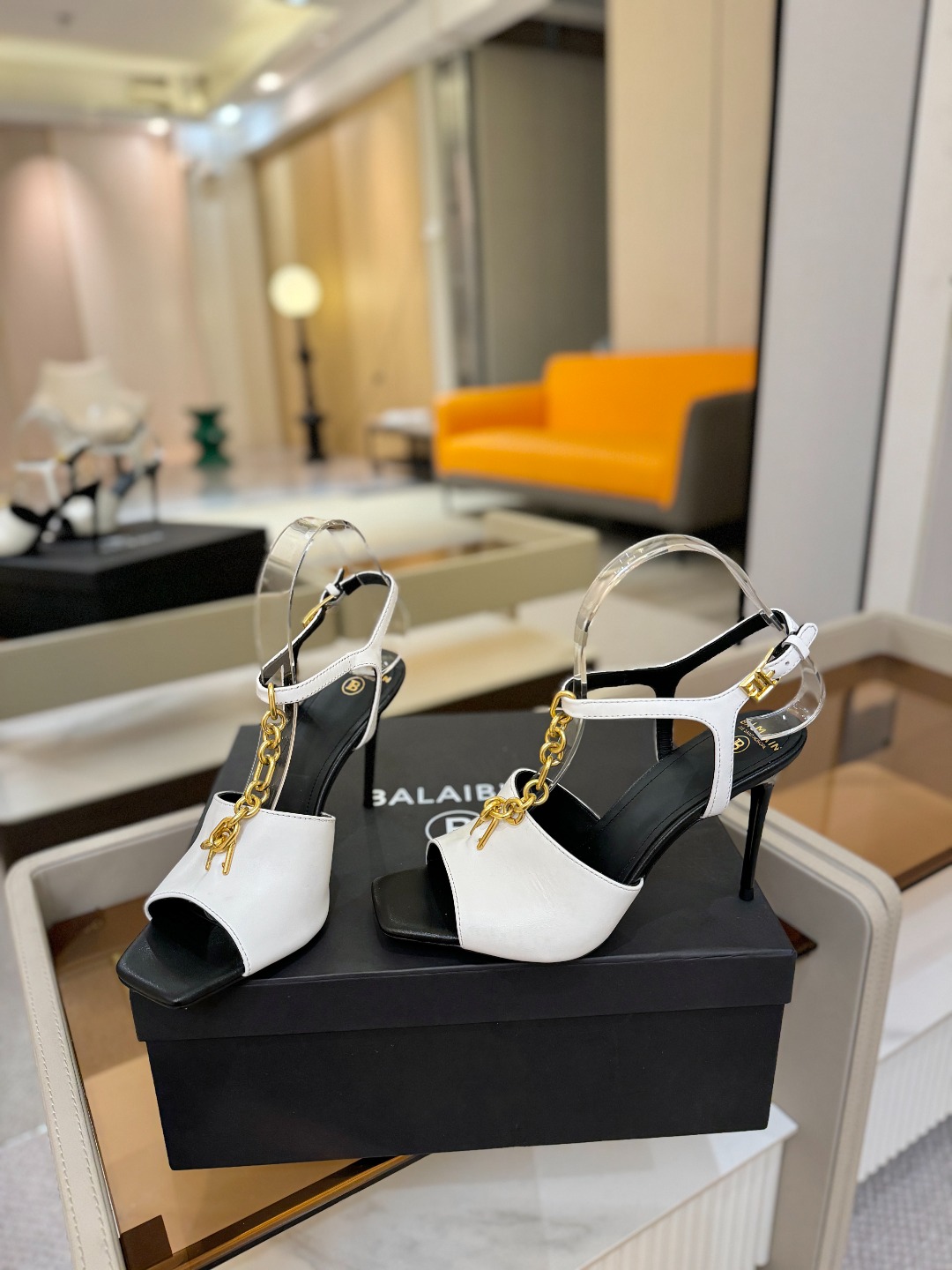 巴尔曼 走秀 时装高跟链条凉鞋ʚ😊ɞ 品牌巴尔曼𝘽𝙖𝙡𝙢𝙖𝙞𝙣由法国时装设计师𝙥𝙞𝙚𝙧𝙧𝙚 𝘽𝙖𝙡𝙢𝙖𝙞