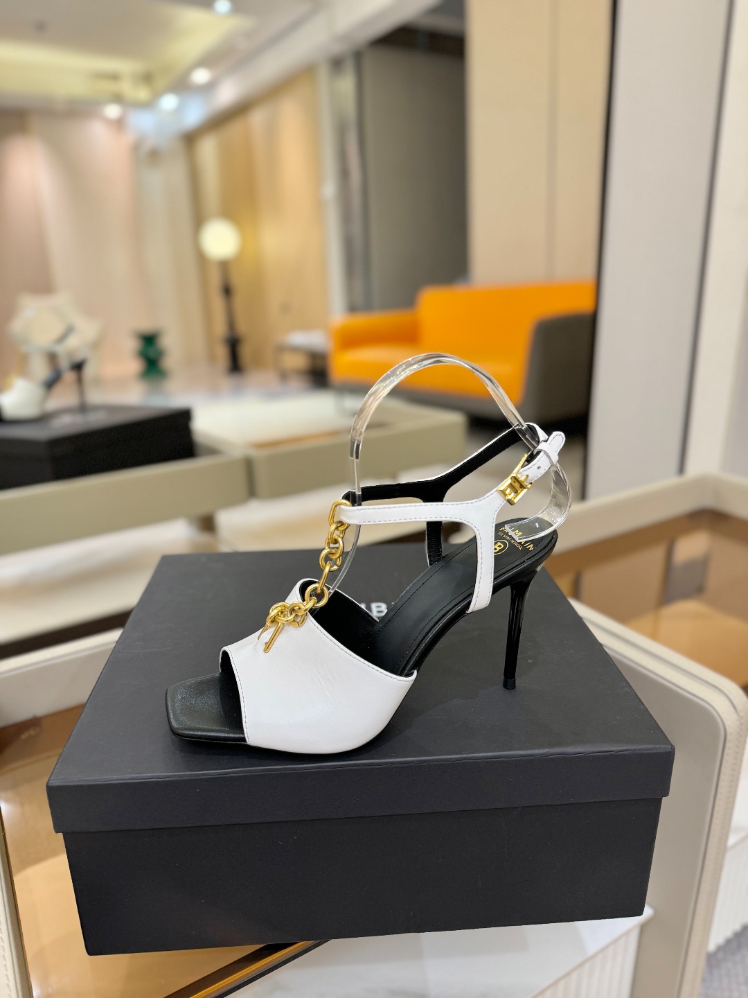 巴尔曼 走秀 时装高跟链条凉鞋ʚ😊ɞ 品牌巴尔曼𝘽𝙖𝙡𝙢𝙖𝙞𝙣由法国时装设计师𝙥𝙞𝙚𝙧𝙧𝙚 𝘽𝙖𝙡𝙢𝙖𝙞