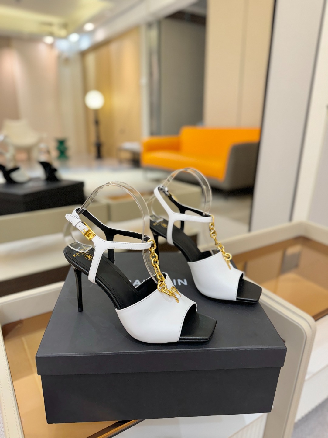 巴尔曼 走秀 时装高跟链条凉鞋ʚ😊ɞ 品牌巴尔曼𝘽𝙖𝙡𝙢𝙖𝙞𝙣由法国时装设计师𝙥𝙞𝙚𝙧𝙧𝙚 𝘽𝙖𝙡𝙢𝙖𝙞