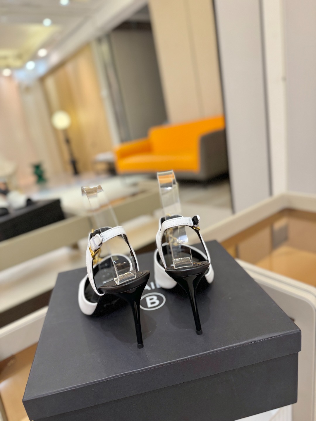 巴尔曼 走秀 时装高跟链条凉鞋ʚ😊ɞ 品牌巴尔曼𝘽𝙖𝙡𝙢𝙖𝙞𝙣由法国时装设计师𝙥𝙞𝙚𝙧𝙧𝙚 𝘽𝙖𝙡𝙢𝙖𝙞