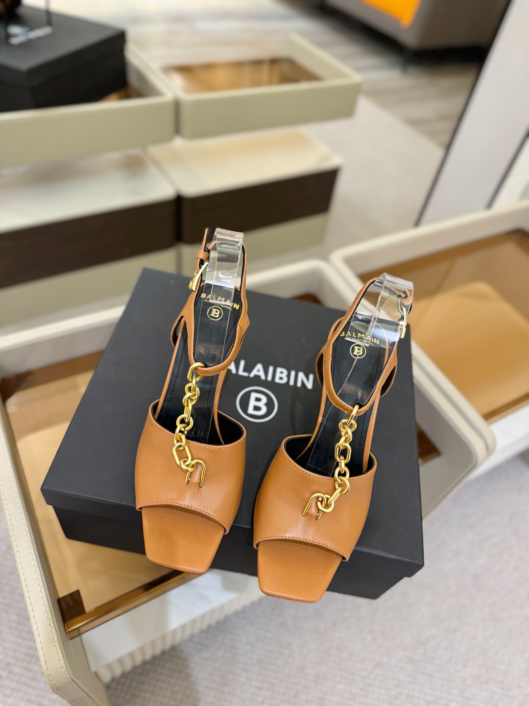 巴尔曼 走秀 时装高跟链条凉鞋ʚ😊ɞ 品牌巴尔曼𝘽𝙖𝙡𝙢𝙖𝙞𝙣由法国时装设计师𝙥𝙞𝙚𝙧𝙧𝙚 𝘽𝙖𝙡𝙢𝙖𝙞
