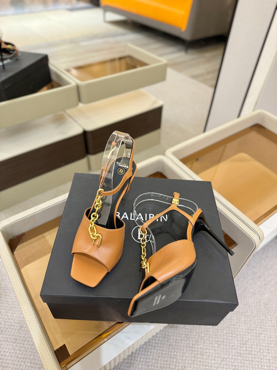 巴尔曼 走秀 时装高跟链条凉鞋ʚ😊ɞ 品牌巴尔曼𝘽𝙖𝙡𝙢𝙖𝙞𝙣由法国时装设计师𝙥𝙞𝙚𝙧𝙧𝙚 𝘽𝙖𝙡𝙢𝙖𝙞