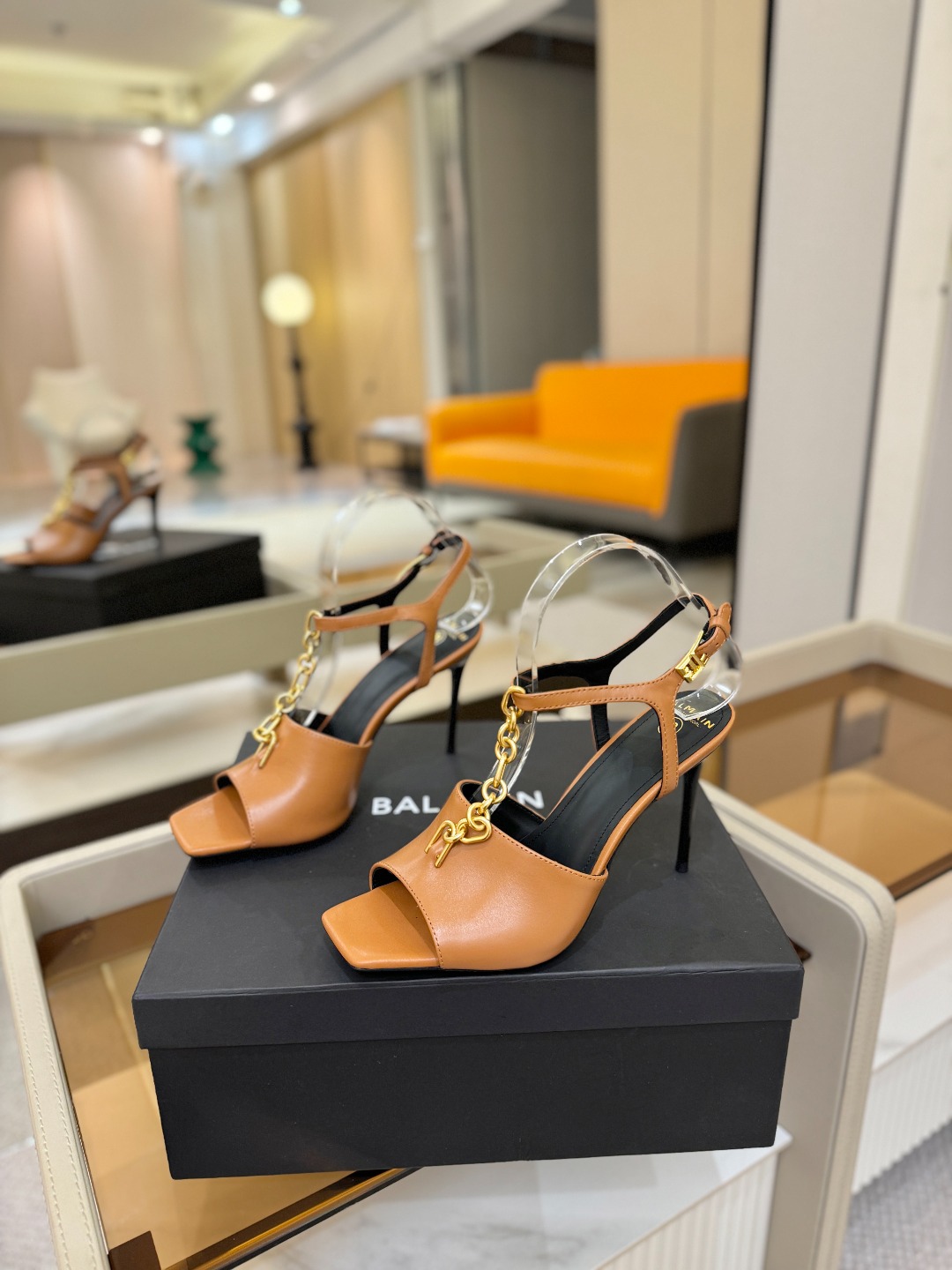 巴尔曼 走秀 时装高跟链条凉鞋ʚ😊ɞ 品牌巴尔曼𝘽𝙖𝙡𝙢𝙖𝙞𝙣由法国时装设计师𝙥𝙞𝙚𝙧𝙧𝙚 𝘽𝙖𝙡𝙢𝙖𝙞