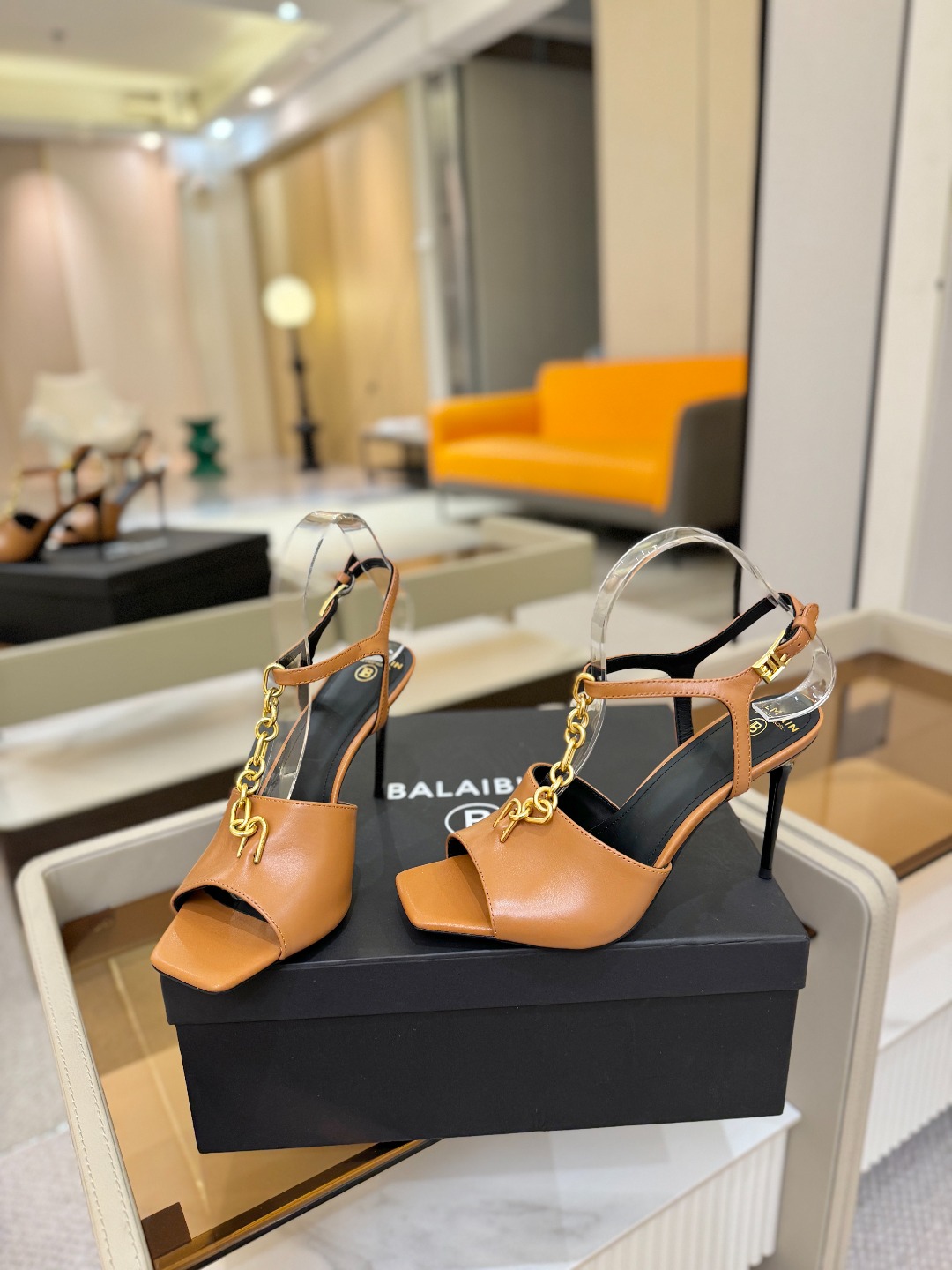 巴尔曼 走秀 时装高跟链条凉鞋ʚ😊ɞ 品牌巴尔曼𝘽𝙖𝙡𝙢𝙖𝙞𝙣由法国时装设计师𝙥𝙞𝙚𝙧𝙧𝙚 𝘽𝙖𝙡𝙢𝙖𝙞