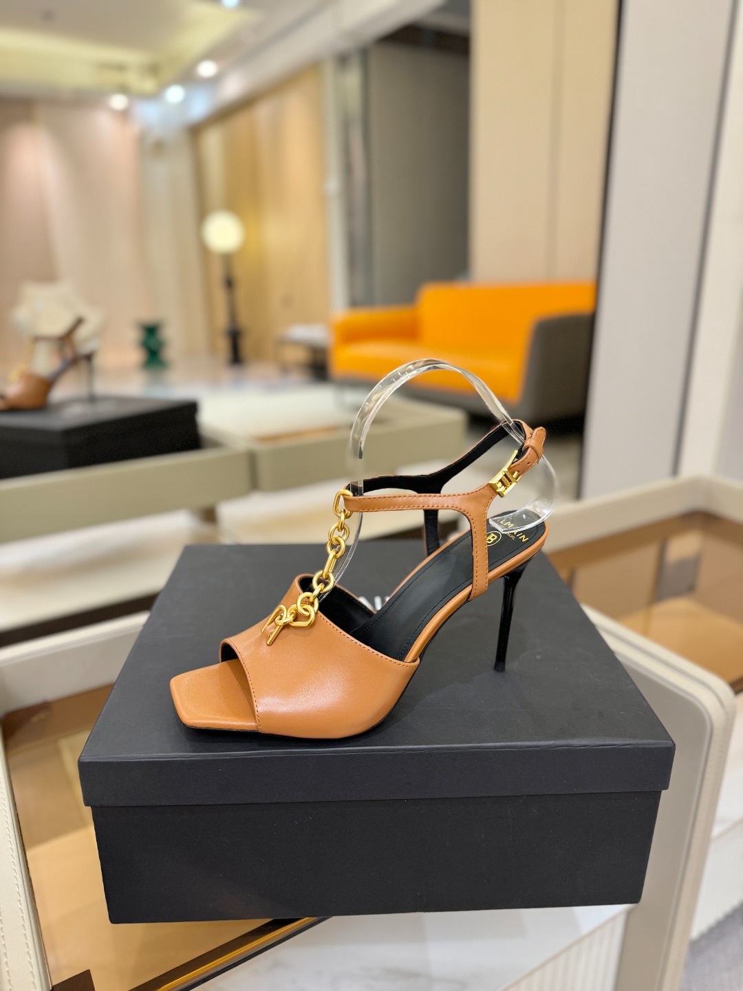 巴尔曼 走秀 时装高跟链条凉鞋ʚ😊ɞ 品牌巴尔曼𝘽𝙖𝙡𝙢𝙖𝙞𝙣由法国时装设计师𝙥𝙞𝙚𝙧𝙧𝙚 𝘽𝙖𝙡𝙢𝙖𝙞