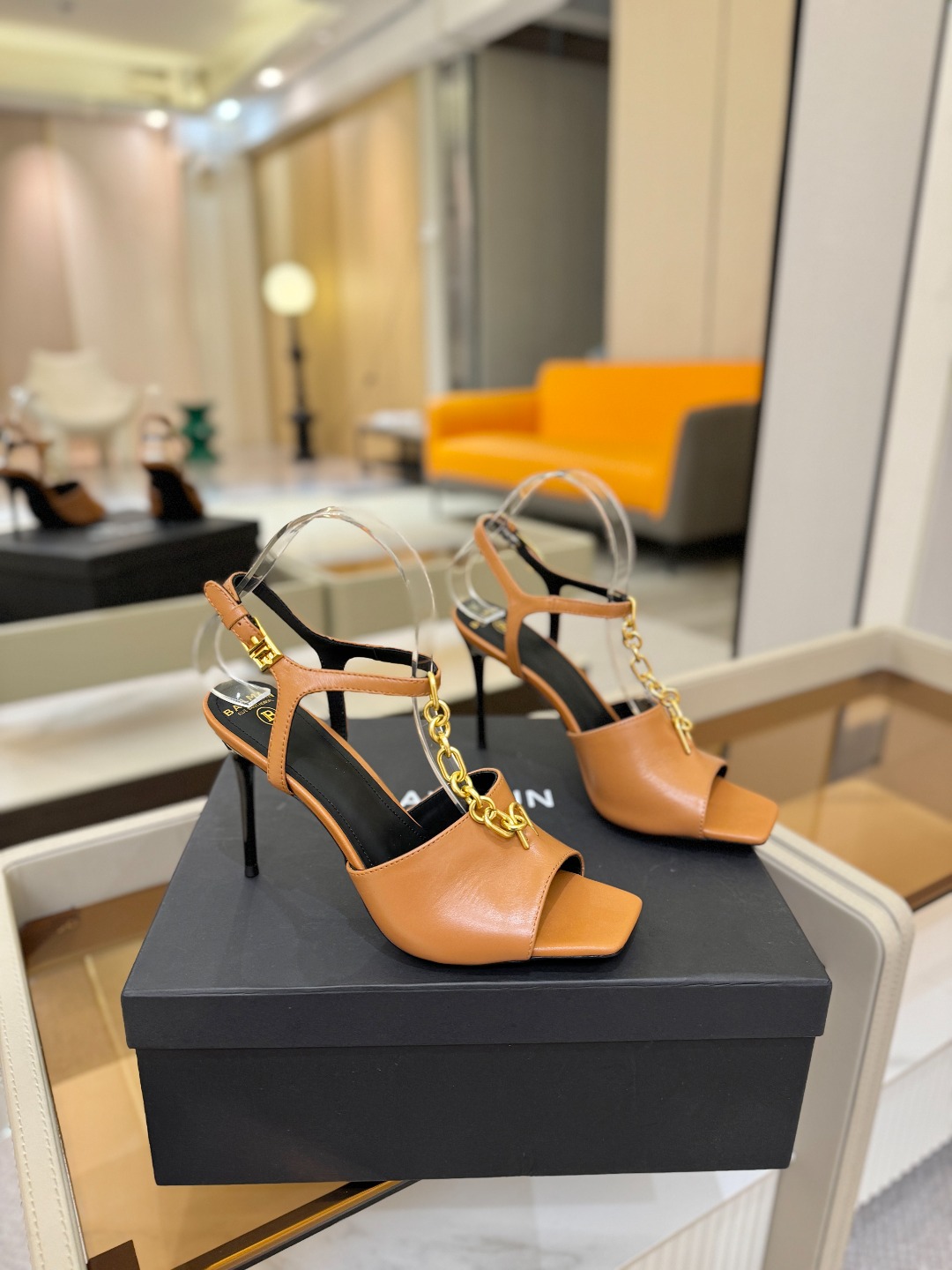巴尔曼 走秀 时装高跟链条凉鞋ʚ😊ɞ 品牌巴尔曼𝘽𝙖𝙡𝙢𝙖𝙞𝙣由法国时装设计师𝙥𝙞𝙚𝙧𝙧𝙚 𝘽𝙖𝙡𝙢𝙖𝙞