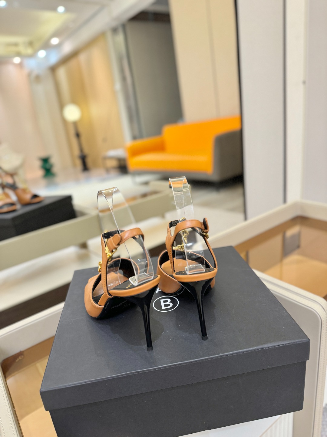 巴尔曼 走秀 时装高跟链条凉鞋ʚ😊ɞ 品牌巴尔曼𝘽𝙖𝙡𝙢𝙖𝙞𝙣由法国时装设计师𝙥𝙞𝙚𝙧𝙧𝙚 𝘽𝙖𝙡𝙢𝙖𝙞