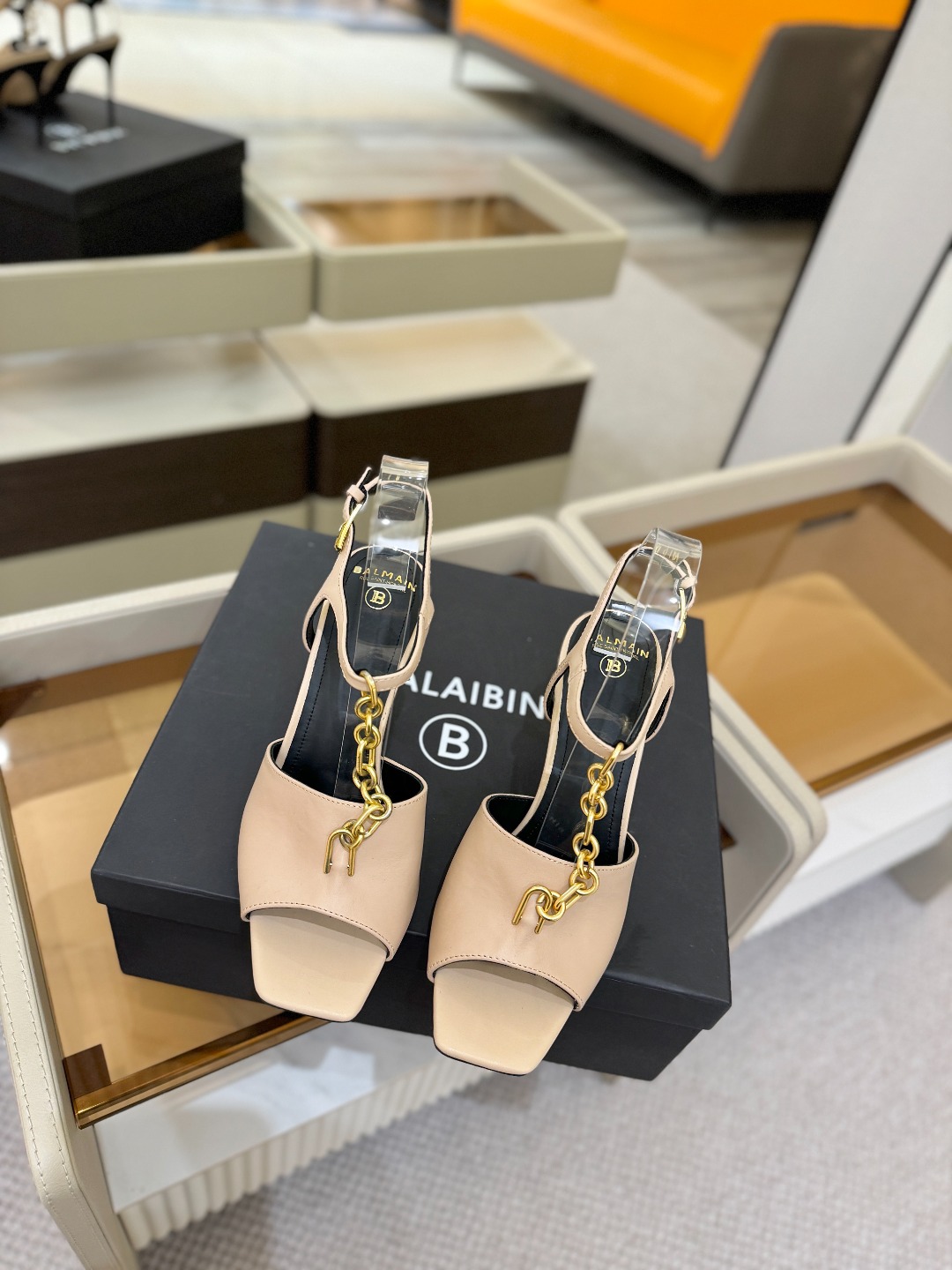 巴尔曼 走秀 时装高跟链条凉鞋ʚ😊ɞ 品牌巴尔曼𝘽𝙖𝙡𝙢𝙖𝙞𝙣由法国时装设计师𝙥𝙞𝙚𝙧𝙧𝙚 𝘽𝙖𝙡𝙢𝙖𝙞