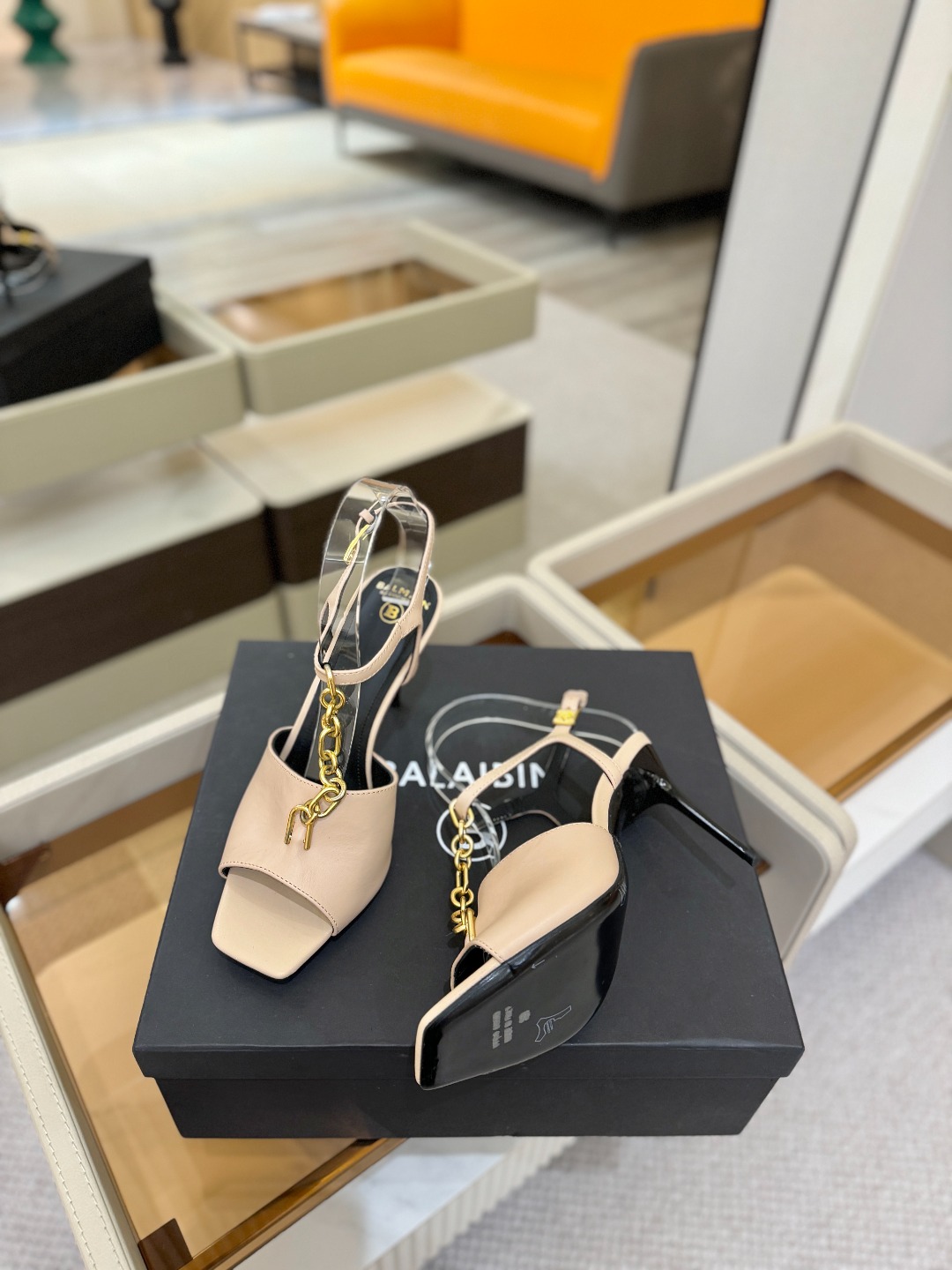 巴尔曼 走秀 时装高跟链条凉鞋ʚ😊ɞ 品牌巴尔曼𝘽𝙖𝙡𝙢𝙖𝙞𝙣由法国时装设计师𝙥𝙞𝙚𝙧𝙧𝙚 𝘽𝙖𝙡𝙢𝙖𝙞