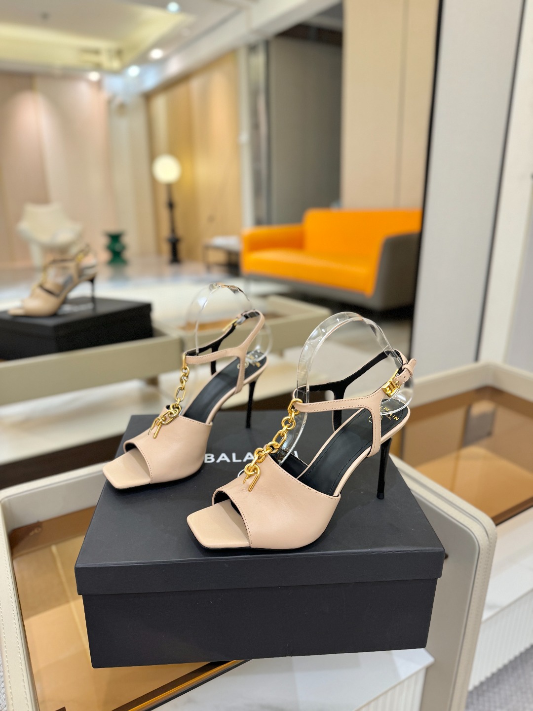 巴尔曼 走秀 时装高跟链条凉鞋ʚ😊ɞ 品牌巴尔曼𝘽𝙖𝙡𝙢𝙖𝙞𝙣由法国时装设计师𝙥𝙞𝙚𝙧𝙧𝙚 𝘽𝙖𝙡𝙢𝙖𝙞