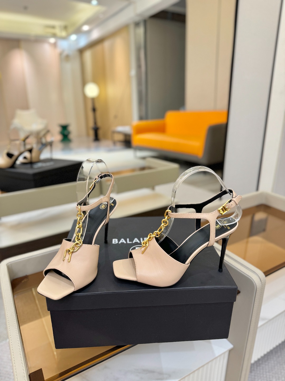 巴尔曼 走秀 时装高跟链条凉鞋ʚ😊ɞ 品牌巴尔曼𝘽𝙖𝙡𝙢𝙖𝙞𝙣由法国时装设计师𝙥𝙞𝙚𝙧𝙧𝙚 𝘽𝙖𝙡𝙢𝙖𝙞