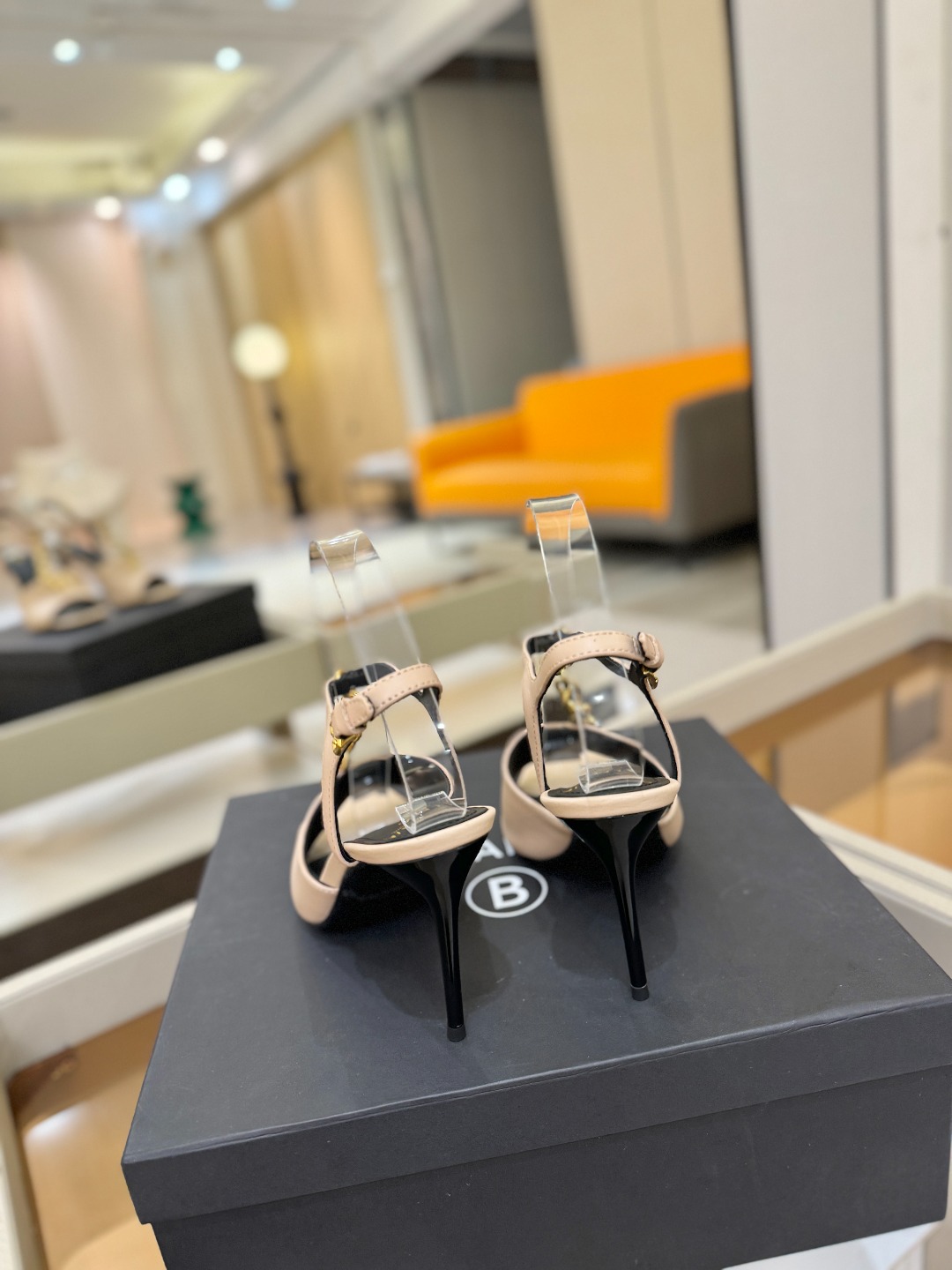 巴尔曼 走秀 时装高跟链条凉鞋ʚ😊ɞ 品牌巴尔曼𝘽𝙖𝙡𝙢𝙖𝙞𝙣由法国时装设计师𝙥𝙞𝙚𝙧𝙧𝙚 𝘽𝙖𝙡𝙢𝙖𝙞