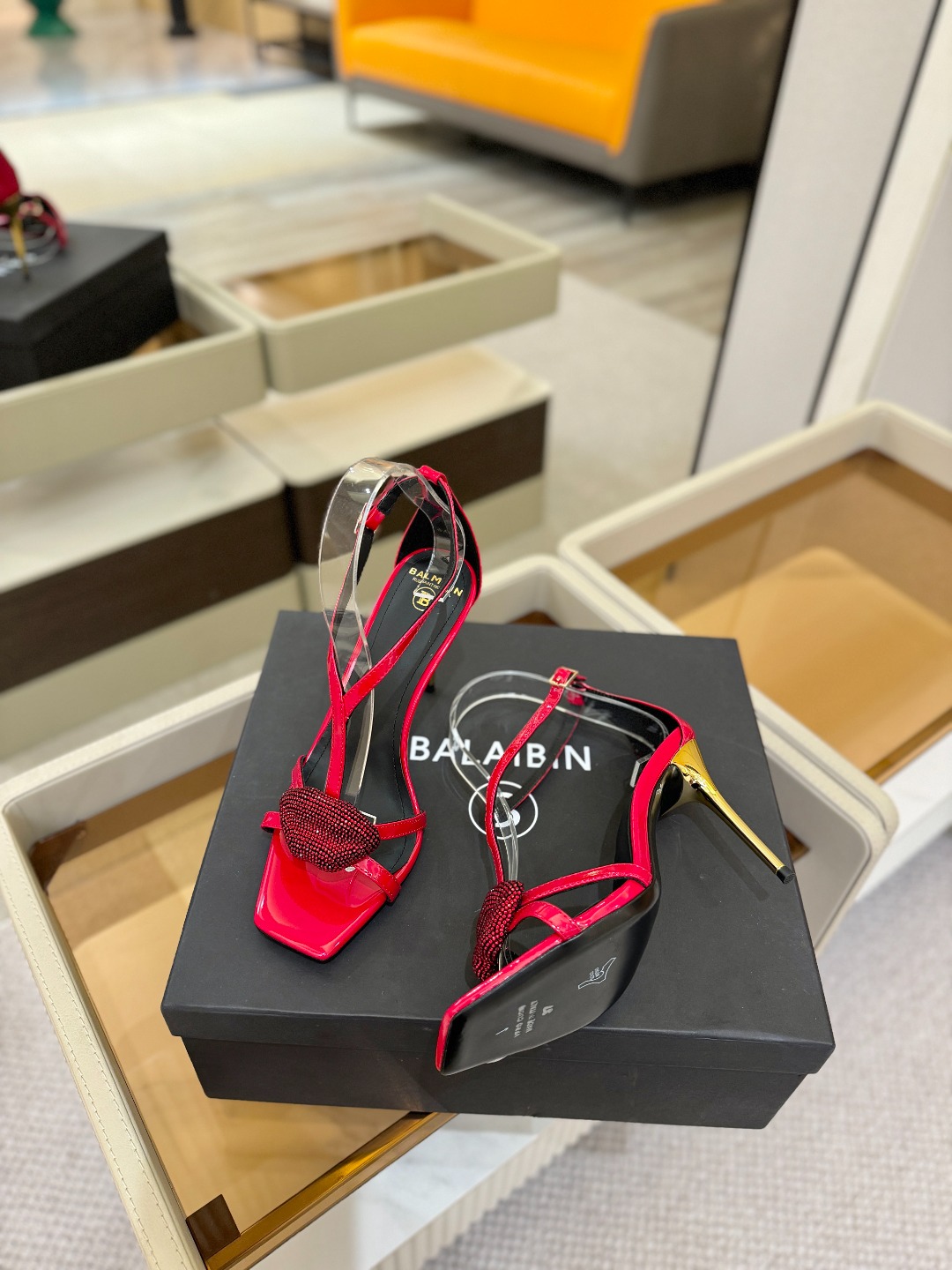 巴尔曼 走秀 时装嘴唇时髦高跟凉鞋ʚ😊ɞ 品牌巴尔曼𝘽𝙖𝙡𝙢𝙖𝙞𝙣由法国时装设计师𝙥𝙞𝙚𝙧𝙧𝙚 𝘽𝙖𝙡𝙢