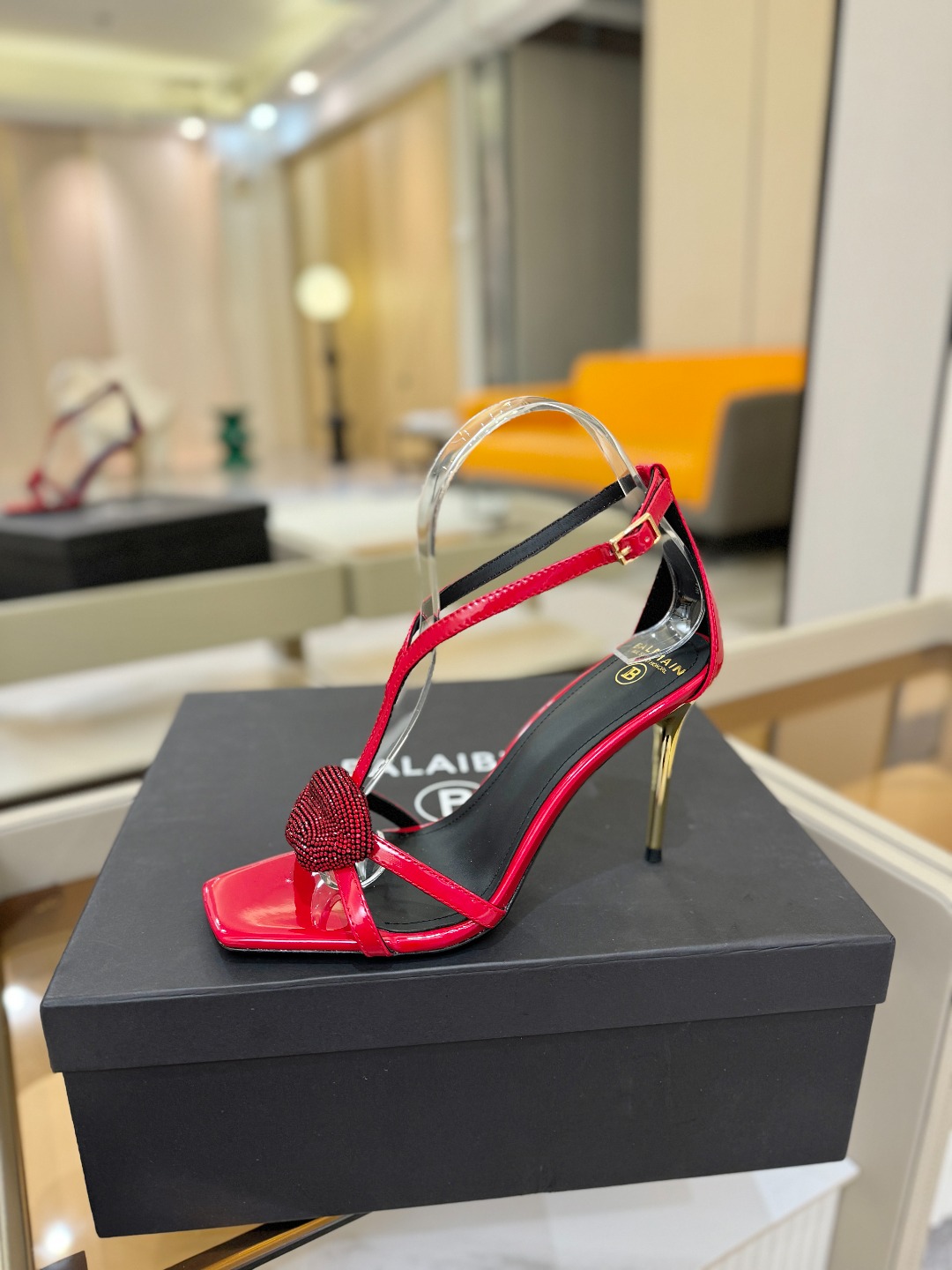 巴尔曼 走秀 时装嘴唇时髦高跟凉鞋ʚ😊ɞ 品牌巴尔曼𝘽𝙖𝙡𝙢𝙖𝙞𝙣由法国时装设计师𝙥𝙞𝙚𝙧𝙧𝙚 𝘽𝙖𝙡𝙢