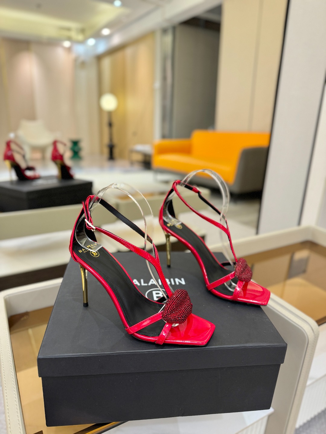 巴尔曼 走秀 时装嘴唇时髦高跟凉鞋ʚ😊ɞ 品牌巴尔曼𝘽𝙖𝙡𝙢𝙖𝙞𝙣由法国时装设计师𝙥𝙞𝙚𝙧𝙧𝙚 𝘽𝙖𝙡𝙢