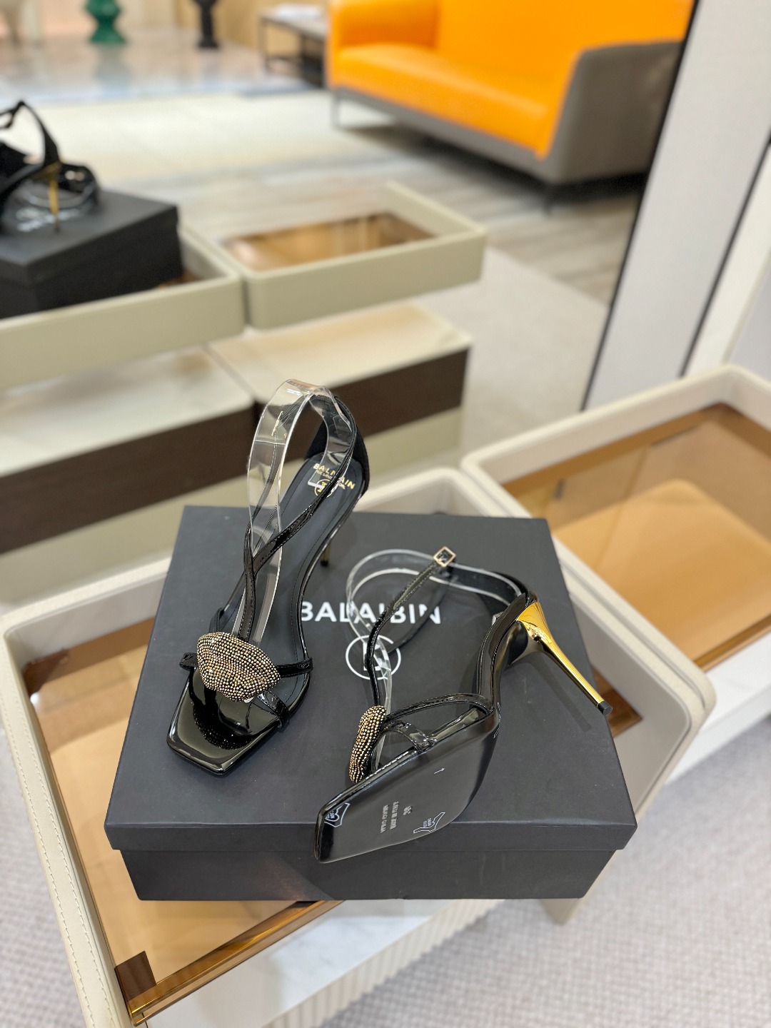 巴尔曼 走秀 时装嘴唇时髦高跟凉鞋ʚ😊ɞ 品牌巴尔曼𝘽𝙖𝙡𝙢𝙖𝙞𝙣由法国时装设计师𝙥𝙞𝙚𝙧𝙧𝙚 𝘽𝙖𝙡𝙢