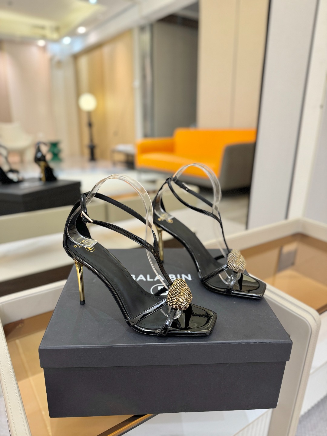 巴尔曼 走秀 时装嘴唇时髦高跟凉鞋ʚ😊ɞ 品牌巴尔曼𝘽𝙖𝙡𝙢𝙖𝙞𝙣由法国时装设计师𝙥𝙞𝙚𝙧𝙧𝙚 𝘽𝙖𝙡𝙢
