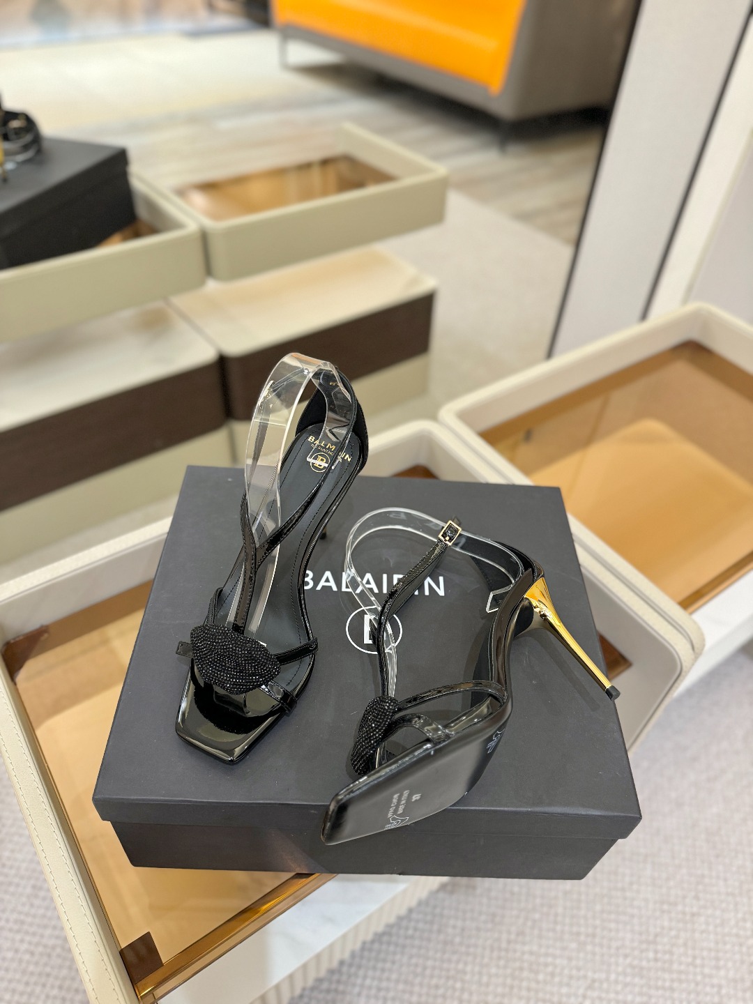 巴尔曼 走秀 时装嘴唇时髦高跟凉鞋ʚ😊ɞ 品牌巴尔曼𝘽𝙖𝙡𝙢𝙖𝙞𝙣由法国时装设计师𝙥𝙞𝙚𝙧𝙧𝙚 𝘽𝙖𝙡𝙢