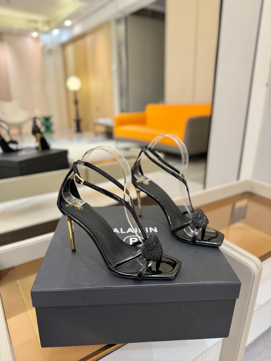 巴尔曼 走秀 时装嘴唇时髦高跟凉鞋ʚ😊ɞ 品牌巴尔曼𝘽𝙖𝙡𝙢𝙖𝙞𝙣由法国时装设计师𝙥𝙞𝙚𝙧𝙧𝙚 𝘽𝙖𝙡𝙢