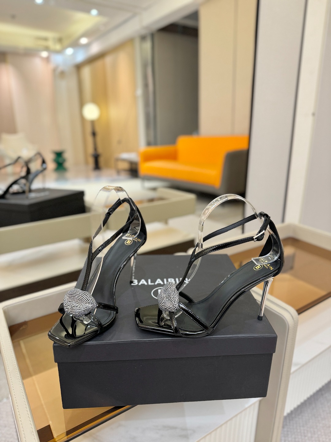 巴尔曼 走秀 时装嘴唇时髦高跟凉鞋ʚ😊ɞ 品牌巴尔曼𝘽𝙖𝙡𝙢𝙖𝙞𝙣由法国时装设计师𝙥𝙞𝙚𝙧𝙧𝙚 𝘽𝙖𝙡𝙢