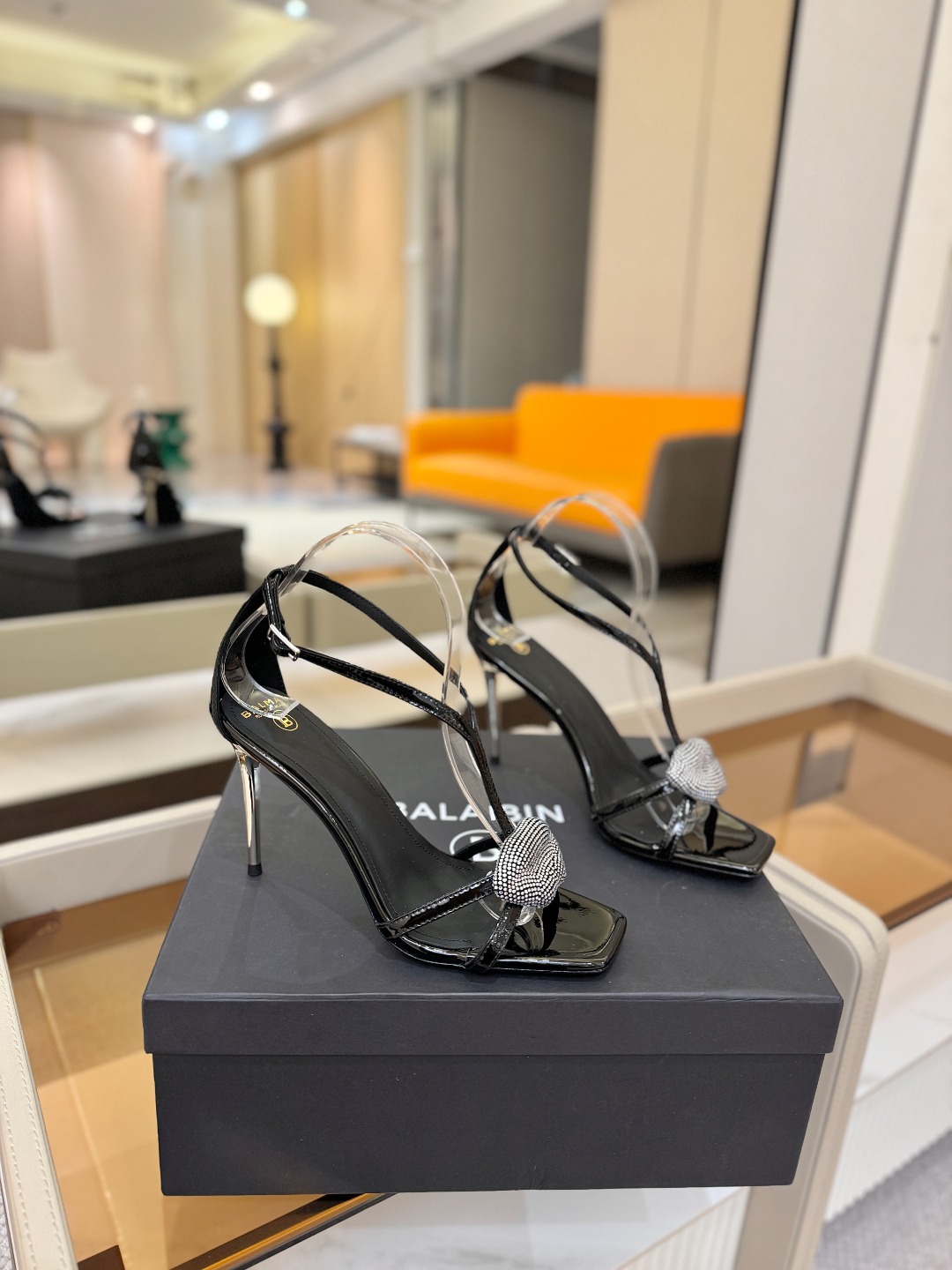 巴尔曼 走秀 时装嘴唇时髦高跟凉鞋ʚ😊ɞ 品牌巴尔曼𝘽𝙖𝙡𝙢𝙖𝙞𝙣由法国时装设计师𝙥𝙞𝙚𝙧𝙧𝙚 𝘽𝙖𝙡𝙢