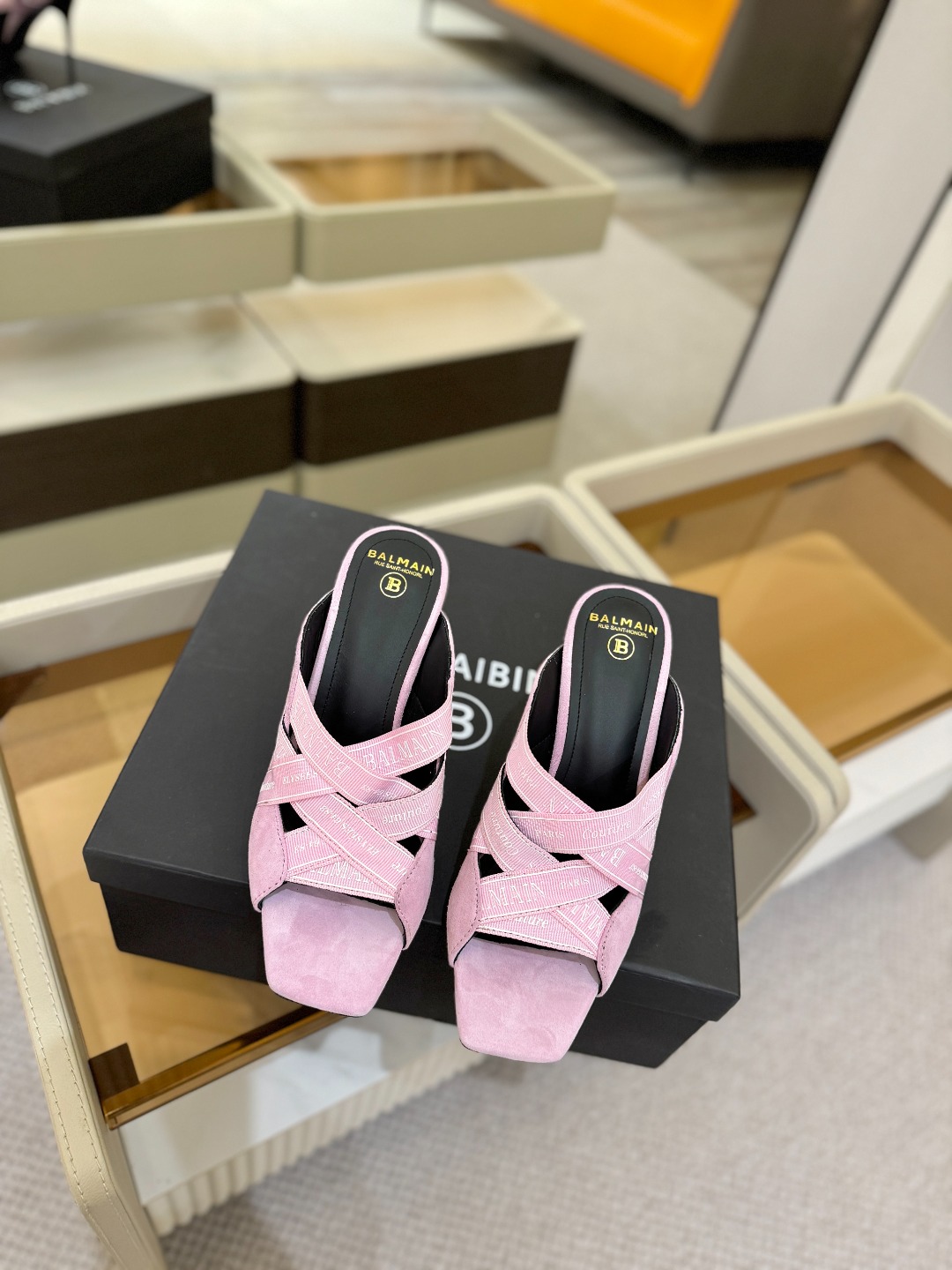 巴尔曼 走秀 时装高跟拖鞋ʚ😊ɞ 品牌巴尔曼𝘽𝙖𝙡𝙢𝙖𝙞𝙣由法国时装设计师𝙥𝙞𝙚𝙧𝙧𝙚 𝘽𝙖𝙡𝙢𝙖𝙞𝙣（