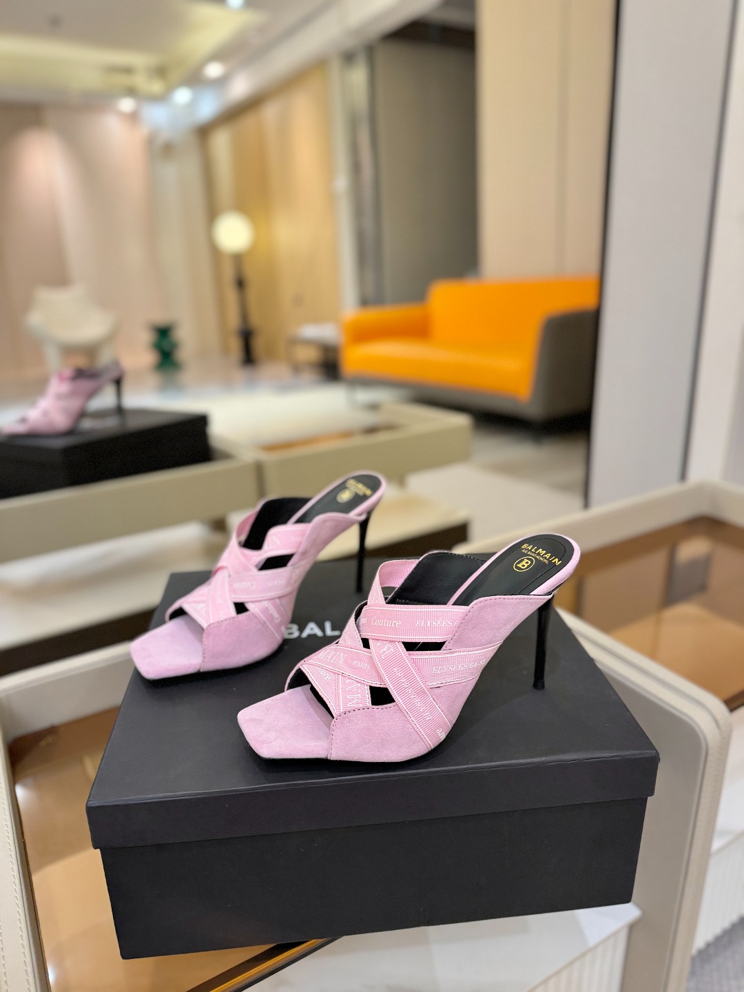 巴尔曼 走秀 时装高跟拖鞋ʚ😊ɞ 品牌巴尔曼𝘽𝙖𝙡𝙢𝙖𝙞𝙣由法国时装设计师𝙥𝙞𝙚𝙧𝙧𝙚 𝘽𝙖𝙡𝙢𝙖𝙞𝙣（