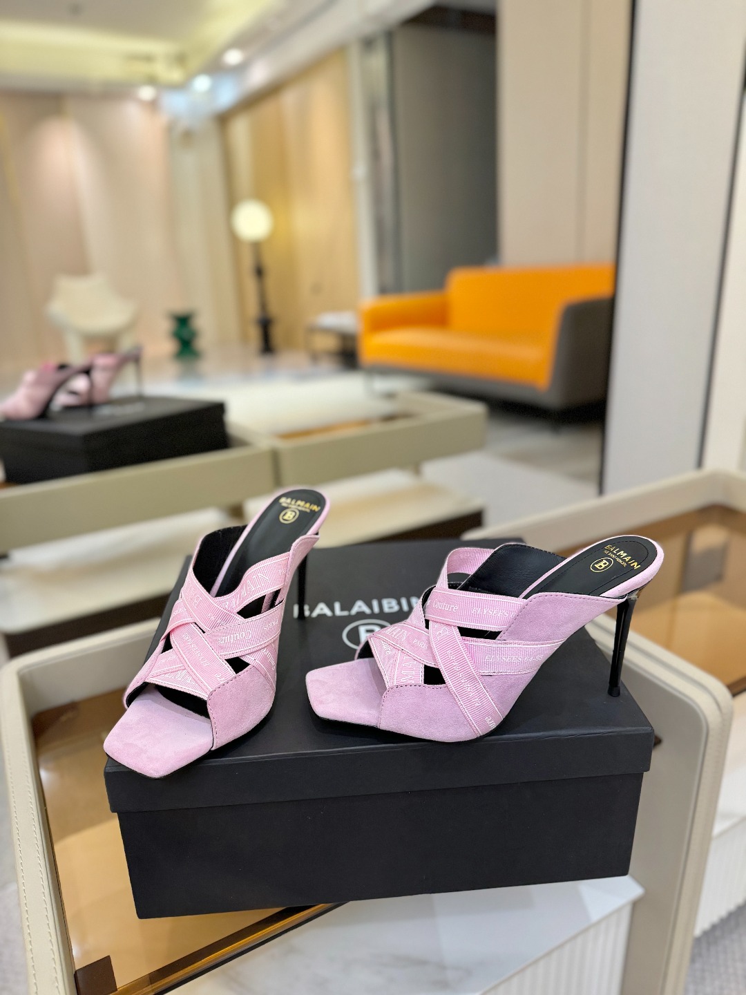 巴尔曼 走秀 时装高跟拖鞋ʚ😊ɞ 品牌巴尔曼𝘽𝙖𝙡𝙢𝙖𝙞𝙣由法国时装设计师𝙥𝙞𝙚𝙧𝙧𝙚 𝘽𝙖𝙡𝙢𝙖𝙞𝙣（