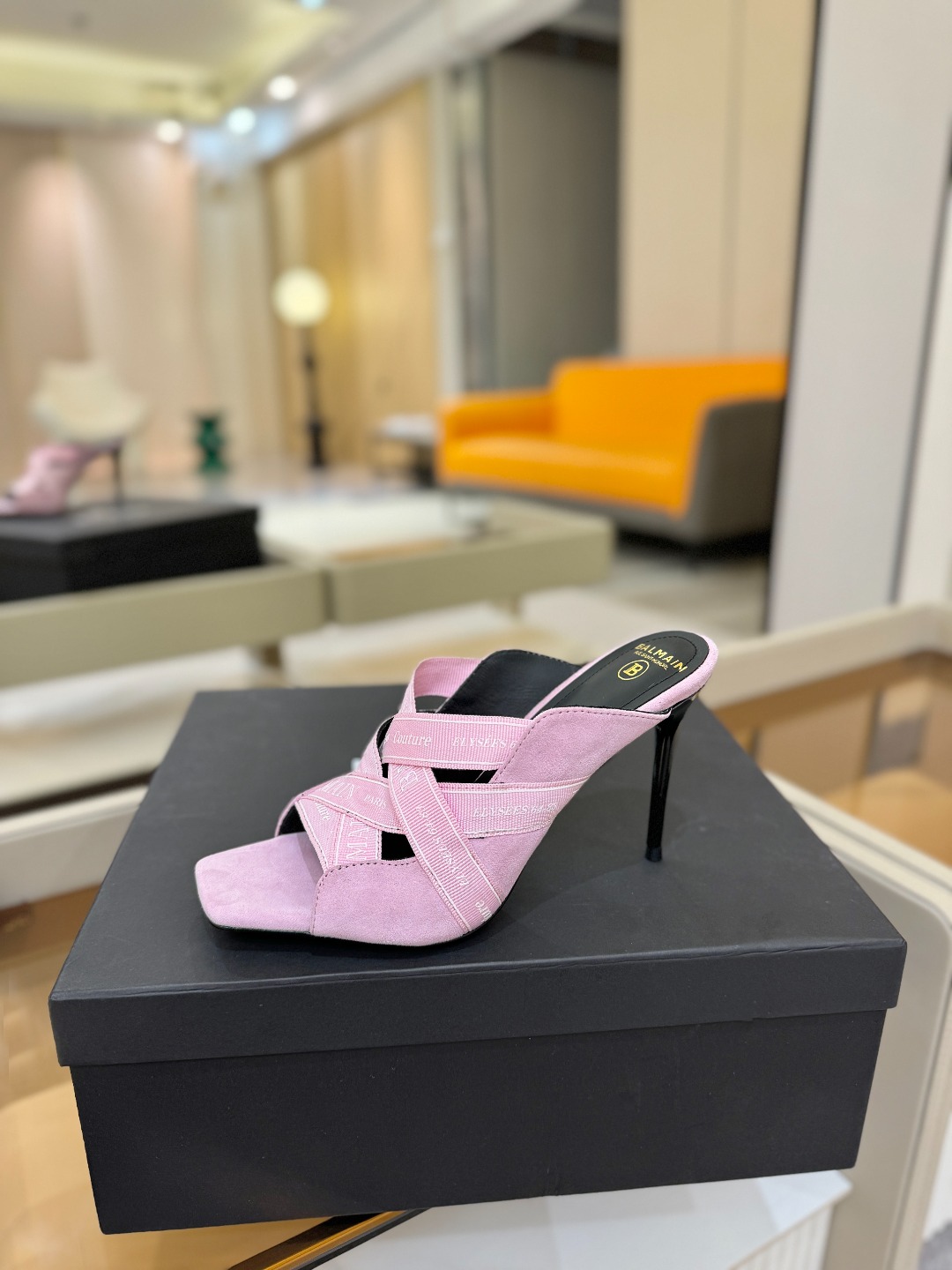 巴尔曼 走秀 时装高跟拖鞋ʚ😊ɞ 品牌巴尔曼𝘽𝙖𝙡𝙢𝙖𝙞𝙣由法国时装设计师𝙥𝙞𝙚𝙧𝙧𝙚 𝘽𝙖𝙡𝙢𝙖𝙞𝙣（