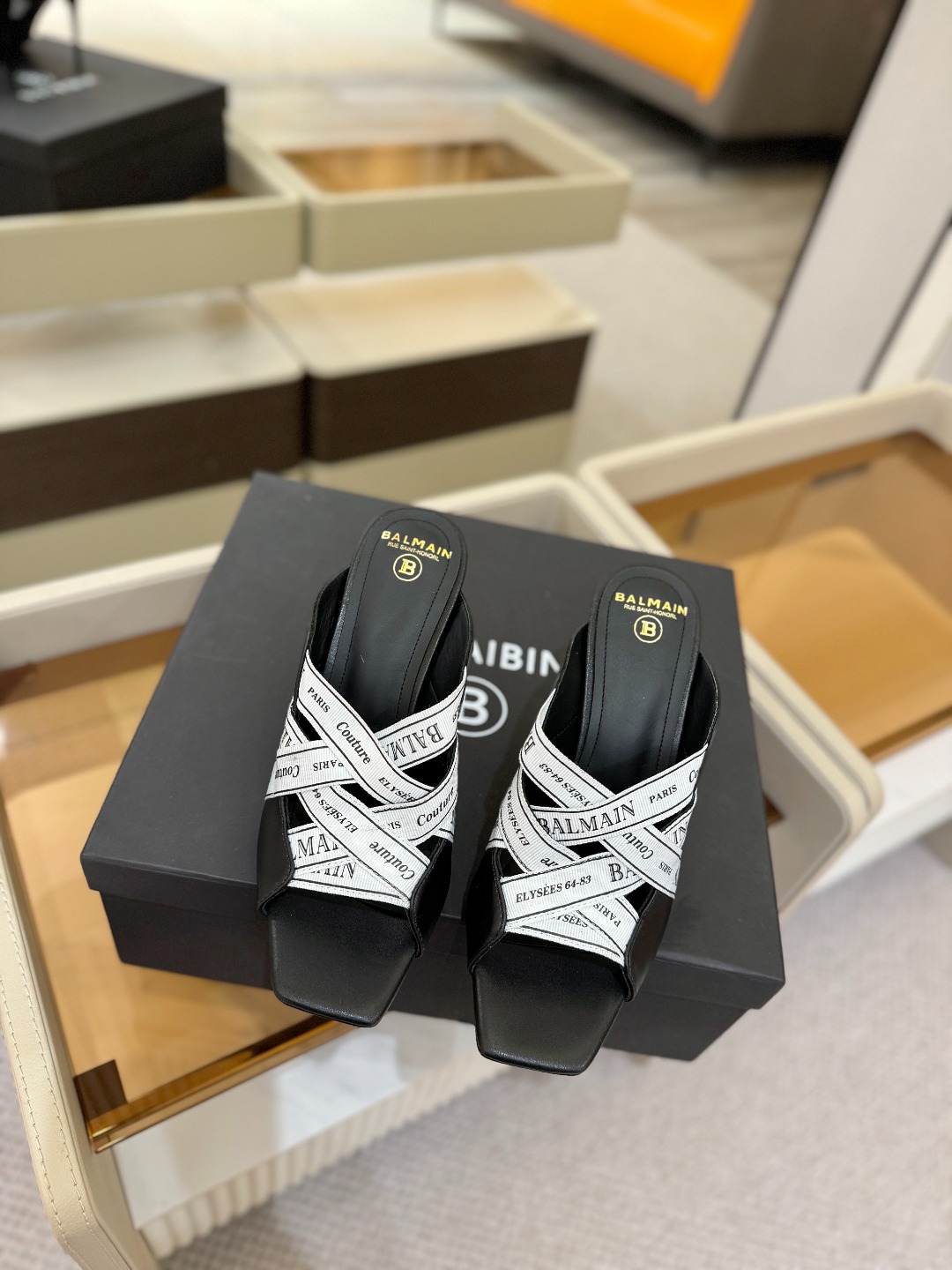 巴尔曼 走秀 时装高跟拖鞋ʚ😊ɞ 品牌巴尔曼𝘽𝙖𝙡𝙢𝙖𝙞𝙣由法国时装设计师𝙥𝙞𝙚𝙧𝙧𝙚 𝘽𝙖𝙡𝙢𝙖𝙞𝙣（