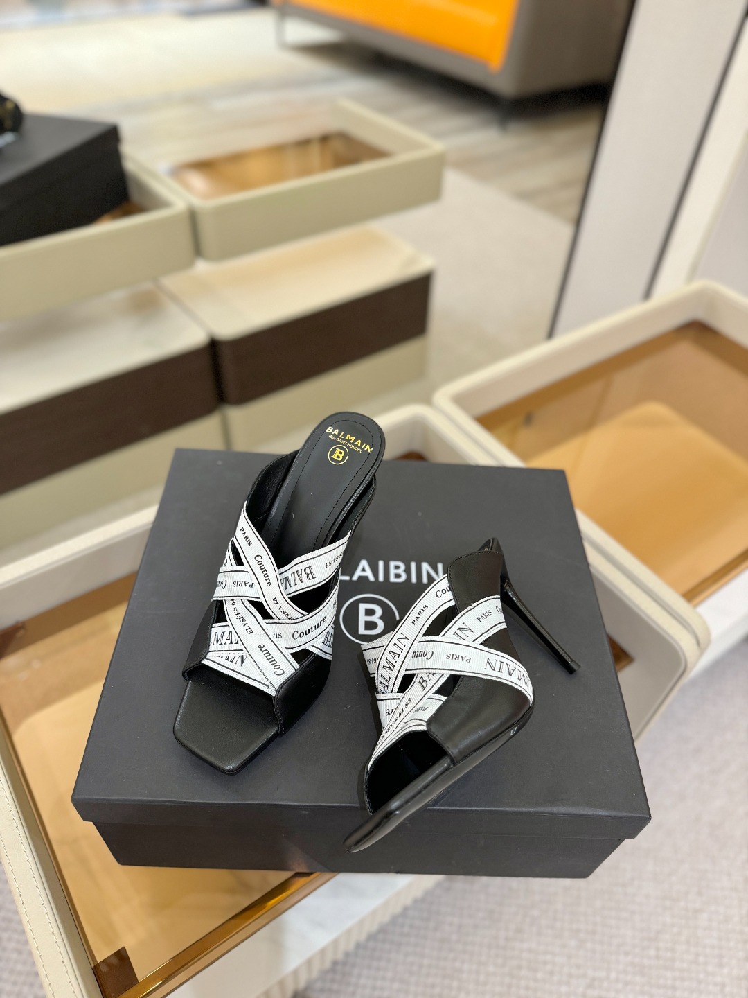 巴尔曼 走秀 时装高跟拖鞋ʚ😊ɞ 品牌巴尔曼𝘽𝙖𝙡𝙢𝙖𝙞𝙣由法国时装设计师𝙥𝙞𝙚𝙧𝙧𝙚 𝘽𝙖𝙡𝙢𝙖𝙞𝙣（