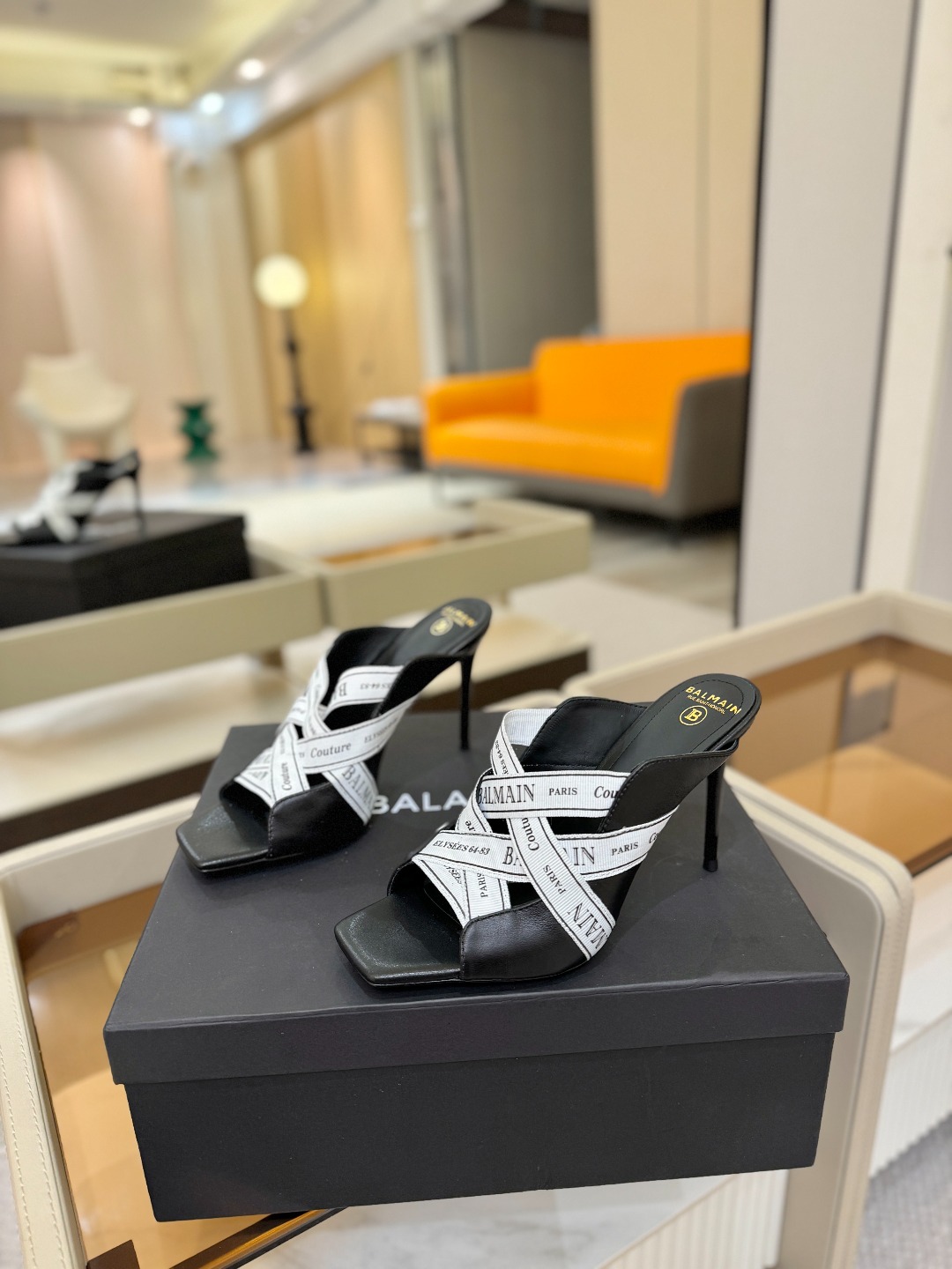 巴尔曼 走秀 时装高跟拖鞋ʚ😊ɞ 品牌巴尔曼𝘽𝙖𝙡𝙢𝙖𝙞𝙣由法国时装设计师𝙥𝙞𝙚𝙧𝙧𝙚 𝘽𝙖𝙡𝙢𝙖𝙞𝙣（