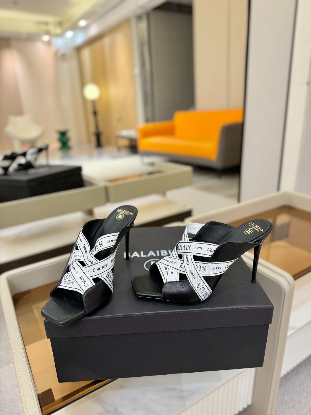 巴尔曼 走秀 时装高跟拖鞋ʚ😊ɞ 品牌巴尔曼𝘽𝙖𝙡𝙢𝙖𝙞𝙣由法国时装设计师𝙥𝙞𝙚𝙧𝙧𝙚 𝘽𝙖𝙡𝙢𝙖𝙞𝙣（