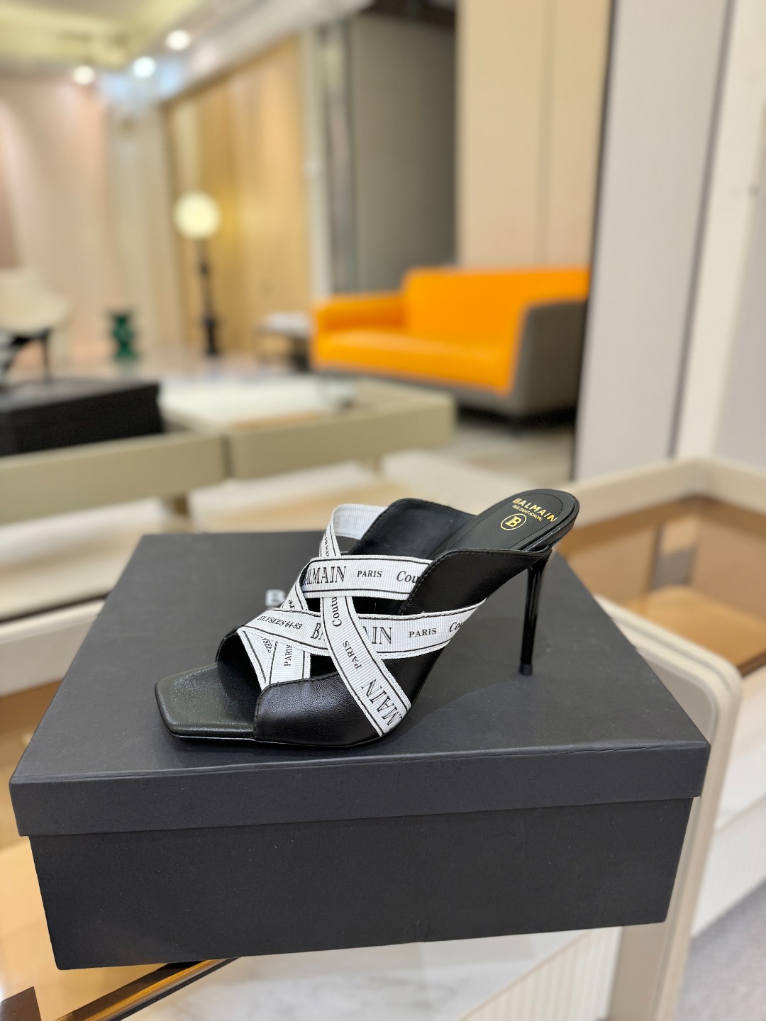 NO:558902,Price Balmain Catwalk Fashion High-heeled Slippers Brand Balmain is an old custom fashion house founded by French fashion designer (Pierre Balmain) in 1945. Together with and became the top three custom fashion giants after World War II [Insidious] [Insidious] This style uses pure handcrafting to create unique fashion elements. Balmain is becoming more and more unique and outstanding. Hurry up and get a pair of Balmain shoes. Invincible aura, incomparable good looks [呲呲][呲呲][呲呲] These short boots are really full of momentum. They are so good-looking [呲呲][呲呲][呲呲] The material is imported from Yangjing. The inner lining is imported cowhide. Heel height 9.5. Outsole: Genuine leather outsole imported from Italy. Buckle: Original buckle. Mold number: 36--42 (40.41.42 customization is not returnable), high heels and slippers, balmain, boots, high heels, slippers, cowhide, sheep, Leather soles19860909价格 巴尔曼 走秀 时装高跟拖鞋  品牌巴尔曼由法国时装设计师（皮埃尔.巴尔曼）先生创立于1945年的老牌定制时装屋,与、并列成为二战之后的定制时装三巨头[阴险][阴险]此款采用纯手工精工打造别具一格的时尚元素 巴尔曼 愈发別致出众 赶紧来一双巴尔曼小美鞋率性的 无敌气场无敌好看[呲牙][呲牙][呲牙]这短靴真是气势十足 好看的不行[呲牙][呲牙][呲牙]    材质进口羊京 内里进口牛皮 跟高9.5 大底: 意大利进口真皮大底 饰扣: 原版饰扣开模 码数: 36--42（40.41.42定制不退换）,高跟鞋拖鞋,balmain,boots,high heels,slippers,cowhide,sheep,Leather soles,Women's Shoes