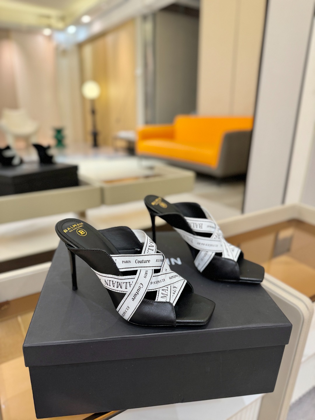 巴尔曼 走秀 时装高跟拖鞋ʚ😊ɞ 品牌巴尔曼𝘽𝙖𝙡𝙢𝙖𝙞𝙣由法国时装设计师𝙥𝙞𝙚𝙧𝙧𝙚 𝘽𝙖𝙡𝙢𝙖𝙞𝙣（