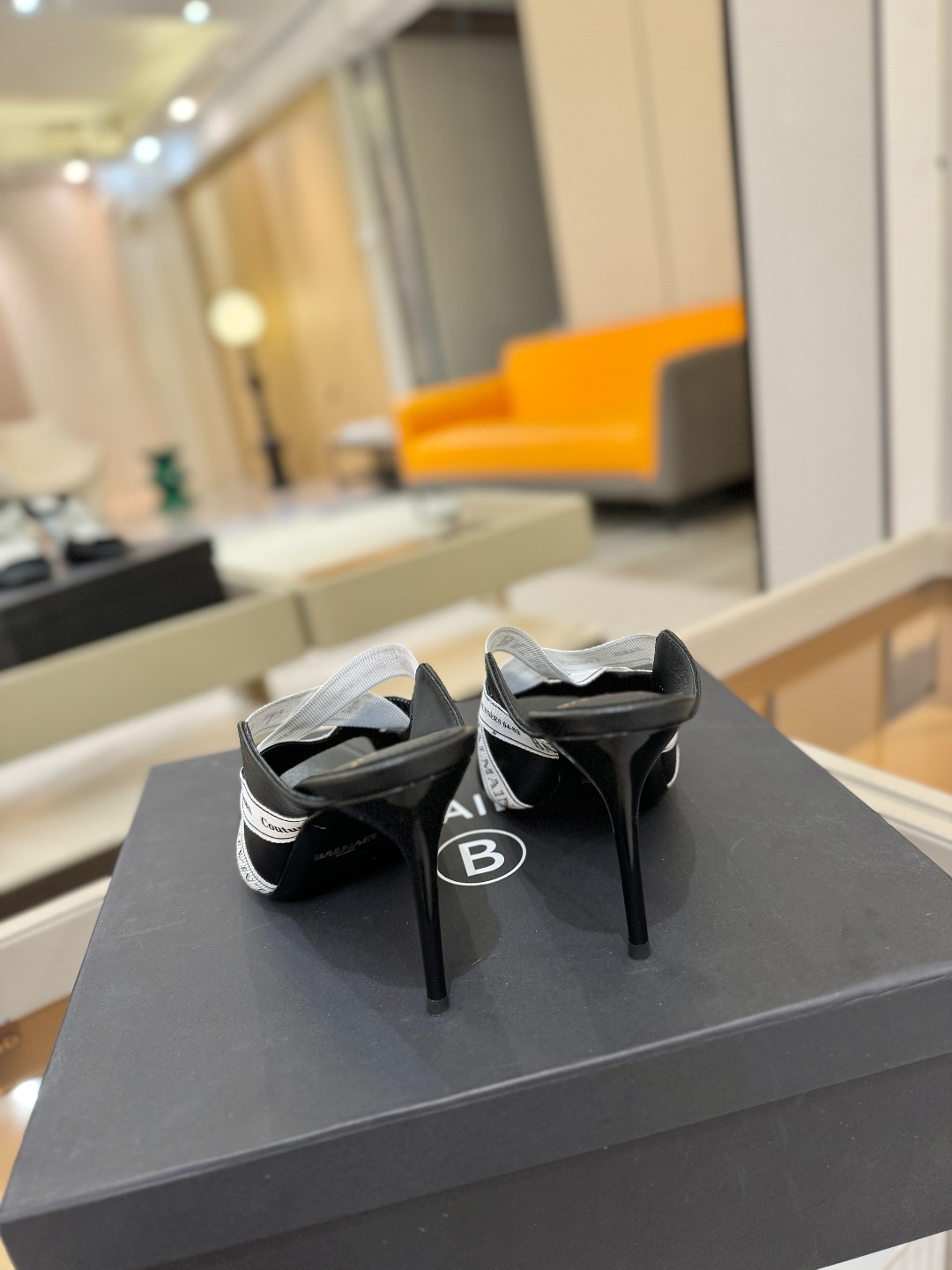 巴尔曼 走秀 时装高跟拖鞋ʚ😊ɞ 品牌巴尔曼𝘽𝙖𝙡𝙢𝙖𝙞𝙣由法国时装设计师𝙥𝙞𝙚𝙧𝙧𝙚 𝘽𝙖𝙡𝙢𝙖𝙞𝙣（