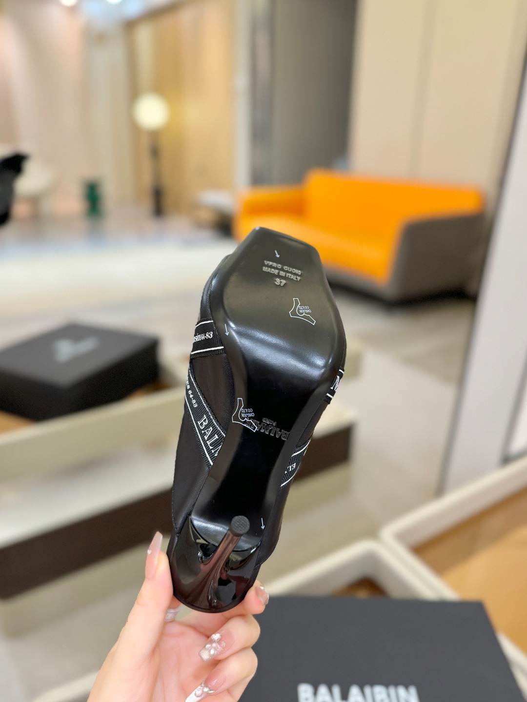 巴尔曼 走秀 时装高跟拖鞋ʚ😊ɞ 品牌巴尔曼𝘽𝙖𝙡𝙢𝙖𝙞𝙣由法国时装设计师𝙥𝙞𝙚𝙧𝙧𝙚 𝘽𝙖𝙡𝙢𝙖𝙞𝙣（