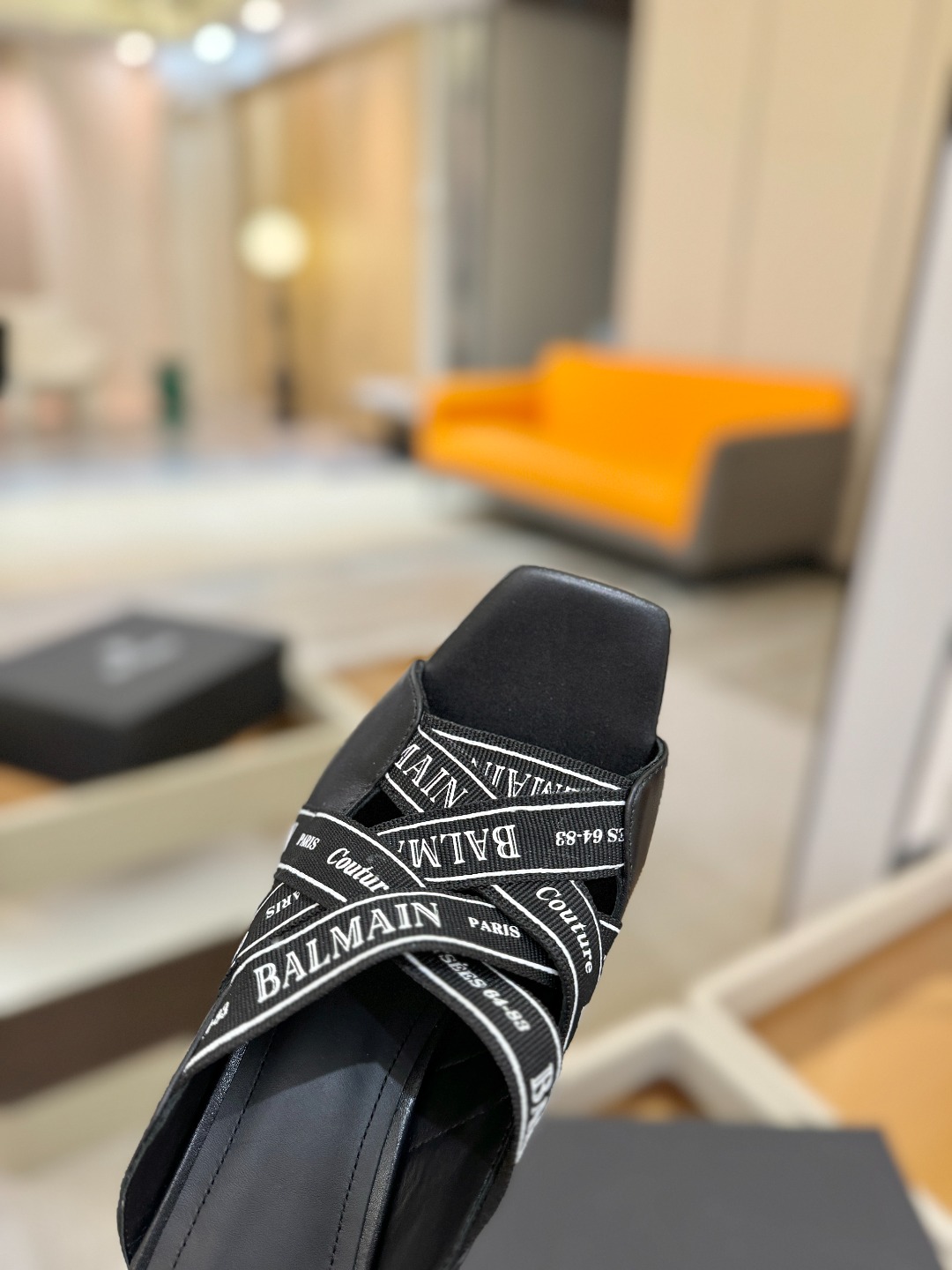 巴尔曼 走秀 时装高跟拖鞋ʚ😊ɞ 品牌巴尔曼𝘽𝙖𝙡𝙢𝙖𝙞𝙣由法国时装设计师𝙥𝙞𝙚𝙧𝙧𝙚 𝘽𝙖𝙡𝙢𝙖𝙞𝙣（