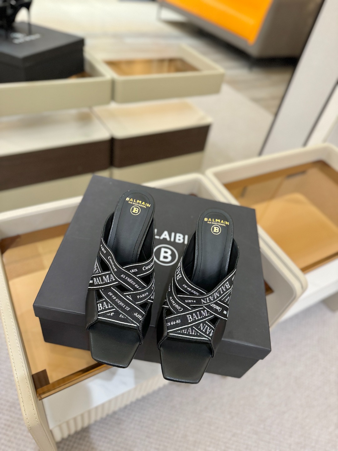 巴尔曼 走秀 时装高跟拖鞋ʚ😊ɞ 品牌巴尔曼𝘽𝙖𝙡𝙢𝙖𝙞𝙣由法国时装设计师𝙥𝙞𝙚𝙧𝙧𝙚 𝘽𝙖𝙡𝙢𝙖𝙞𝙣（