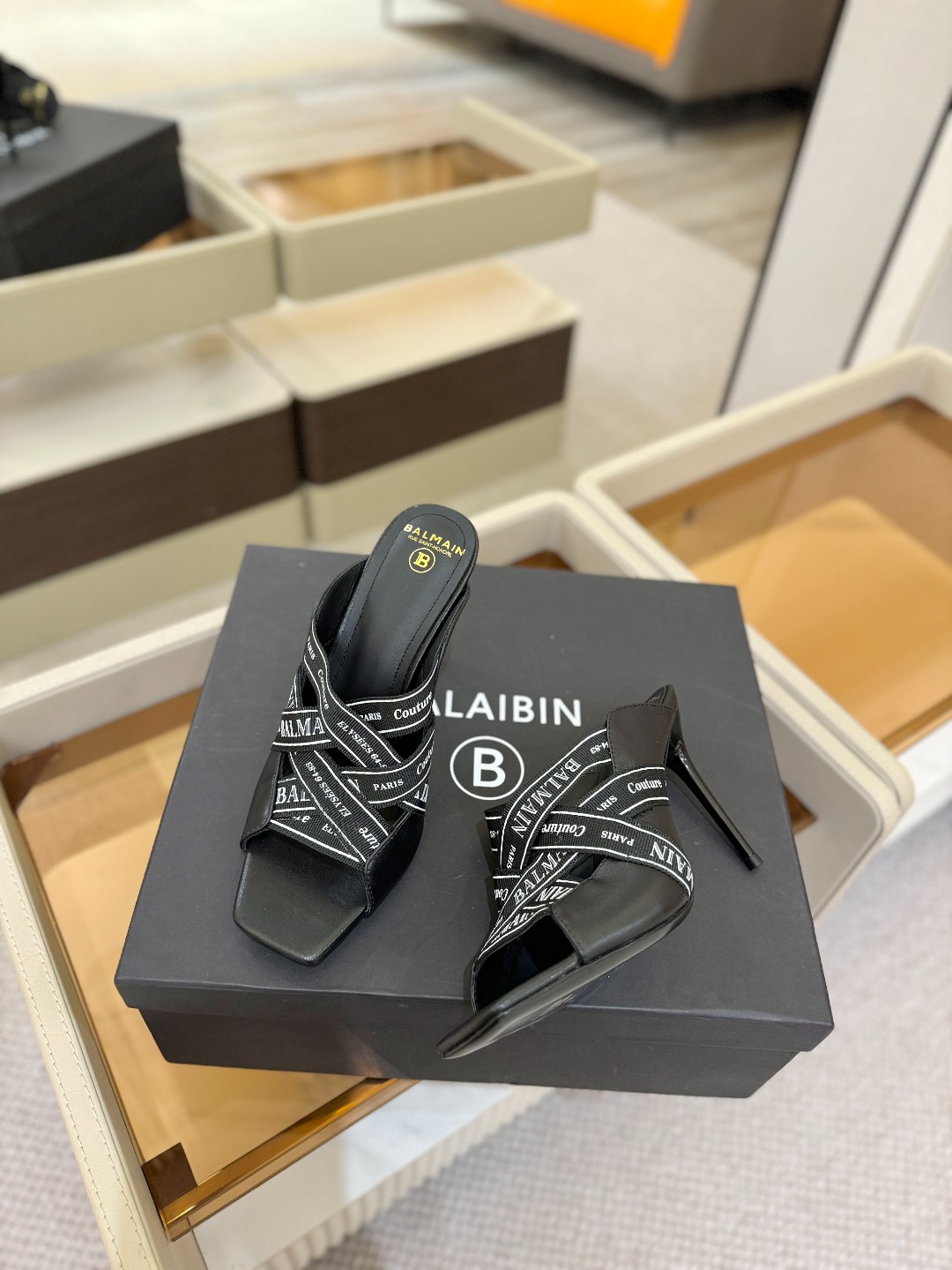 巴尔曼 走秀 时装高跟拖鞋ʚ😊ɞ 品牌巴尔曼𝘽𝙖𝙡𝙢𝙖𝙞𝙣由法国时装设计师𝙥𝙞𝙚𝙧𝙧𝙚 𝘽𝙖𝙡𝙢𝙖𝙞𝙣（