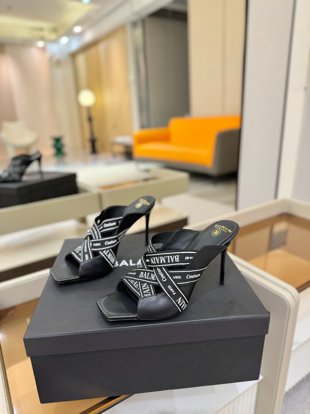 巴尔曼 走秀 时装高跟拖鞋ʚ😊ɞ 品牌巴尔曼𝘽𝙖𝙡𝙢𝙖𝙞𝙣由法国时装设计师𝙥𝙞𝙚𝙧𝙧𝙚 𝘽𝙖𝙡𝙢𝙖𝙞𝙣（