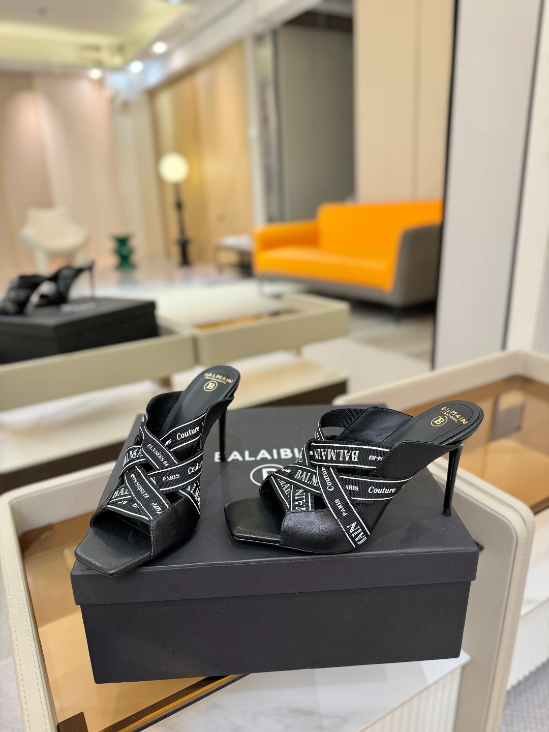 巴尔曼 走秀 时装高跟拖鞋ʚ😊ɞ 品牌巴尔曼𝘽𝙖𝙡𝙢𝙖𝙞𝙣由法国时装设计师𝙥𝙞𝙚𝙧𝙧𝙚 𝘽𝙖𝙡𝙢𝙖𝙞𝙣（